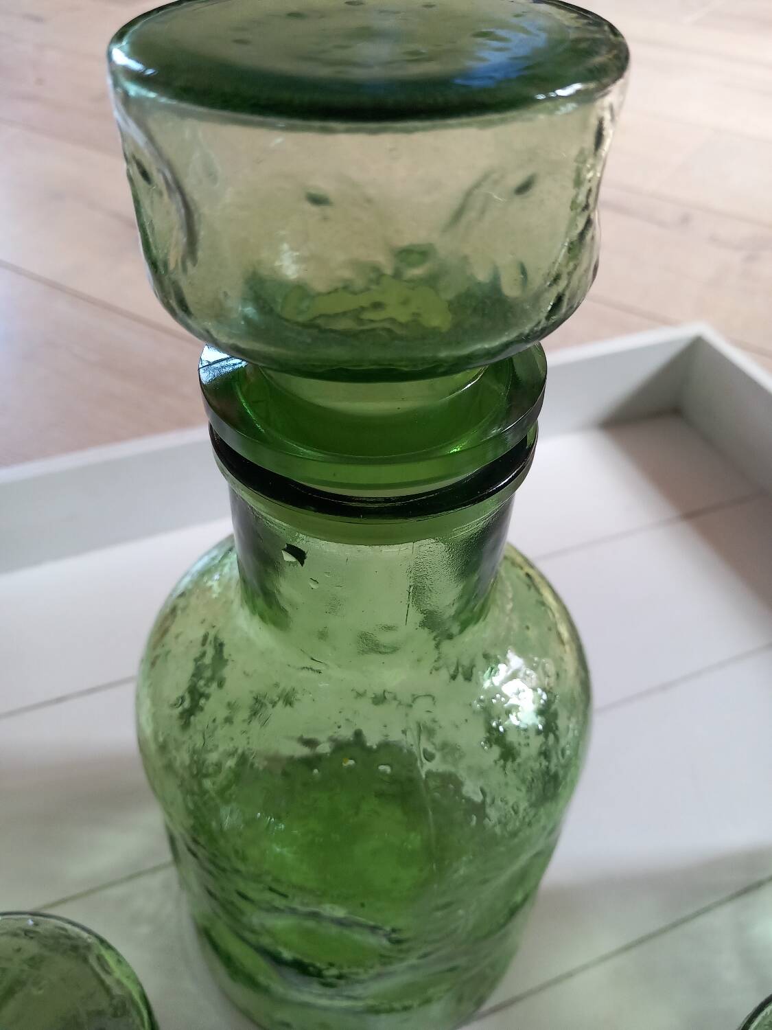 Carafe and 8 old glasses in bubble molded glass