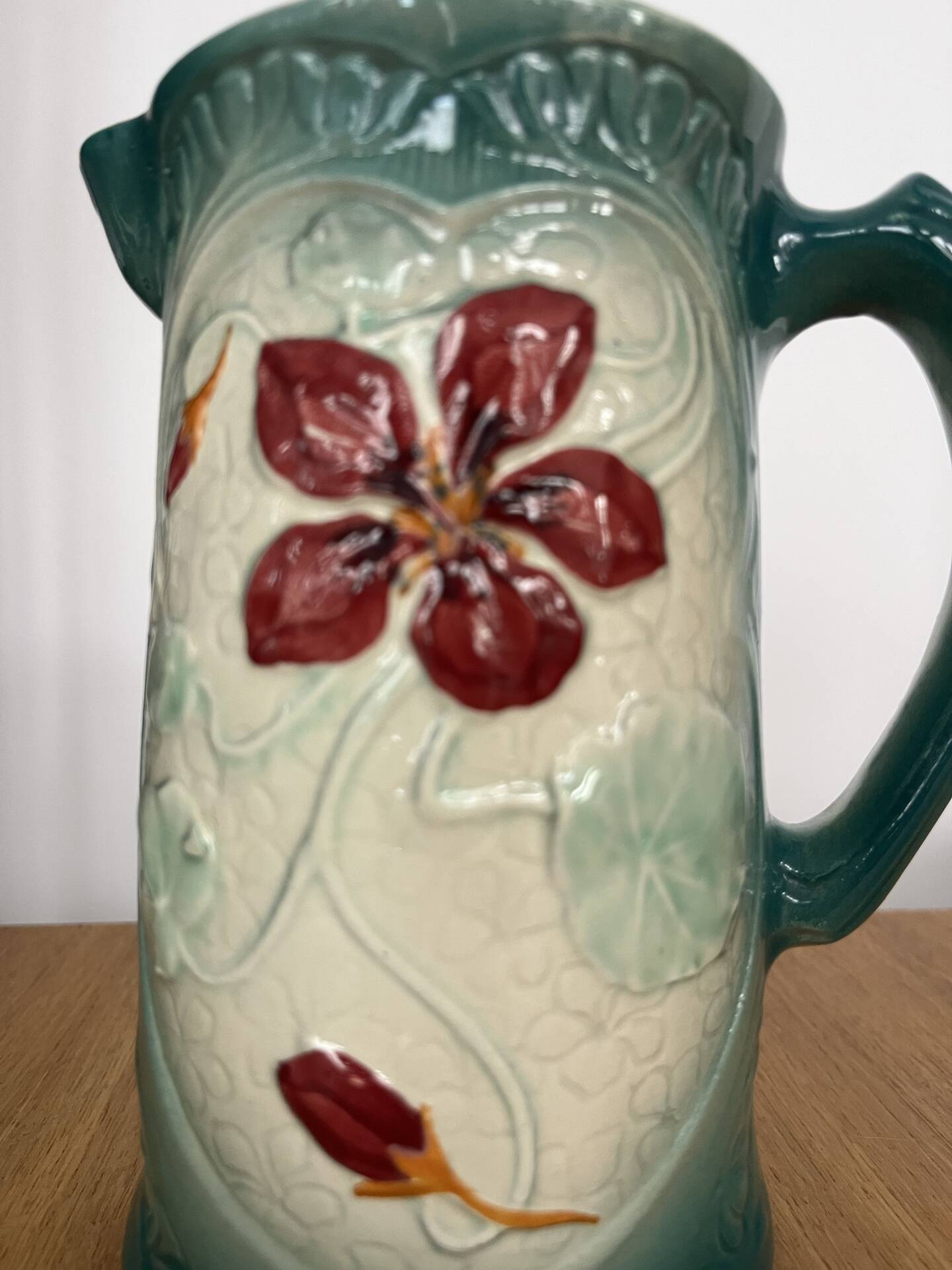 Pichet barbotine Art Nouveau « Capucines »