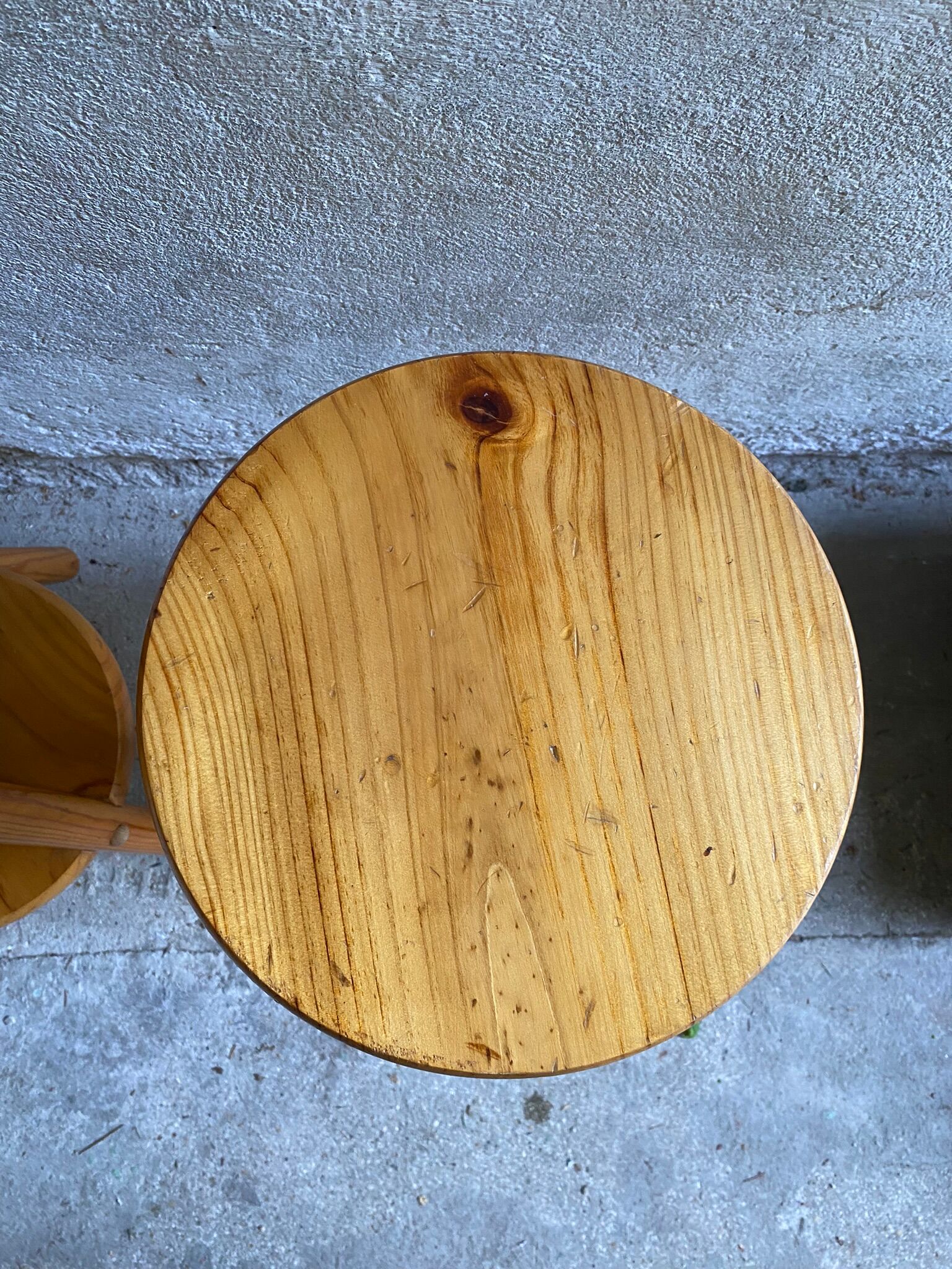 Vintage tripod workshop stool in pitchpin with height-adjustable screws