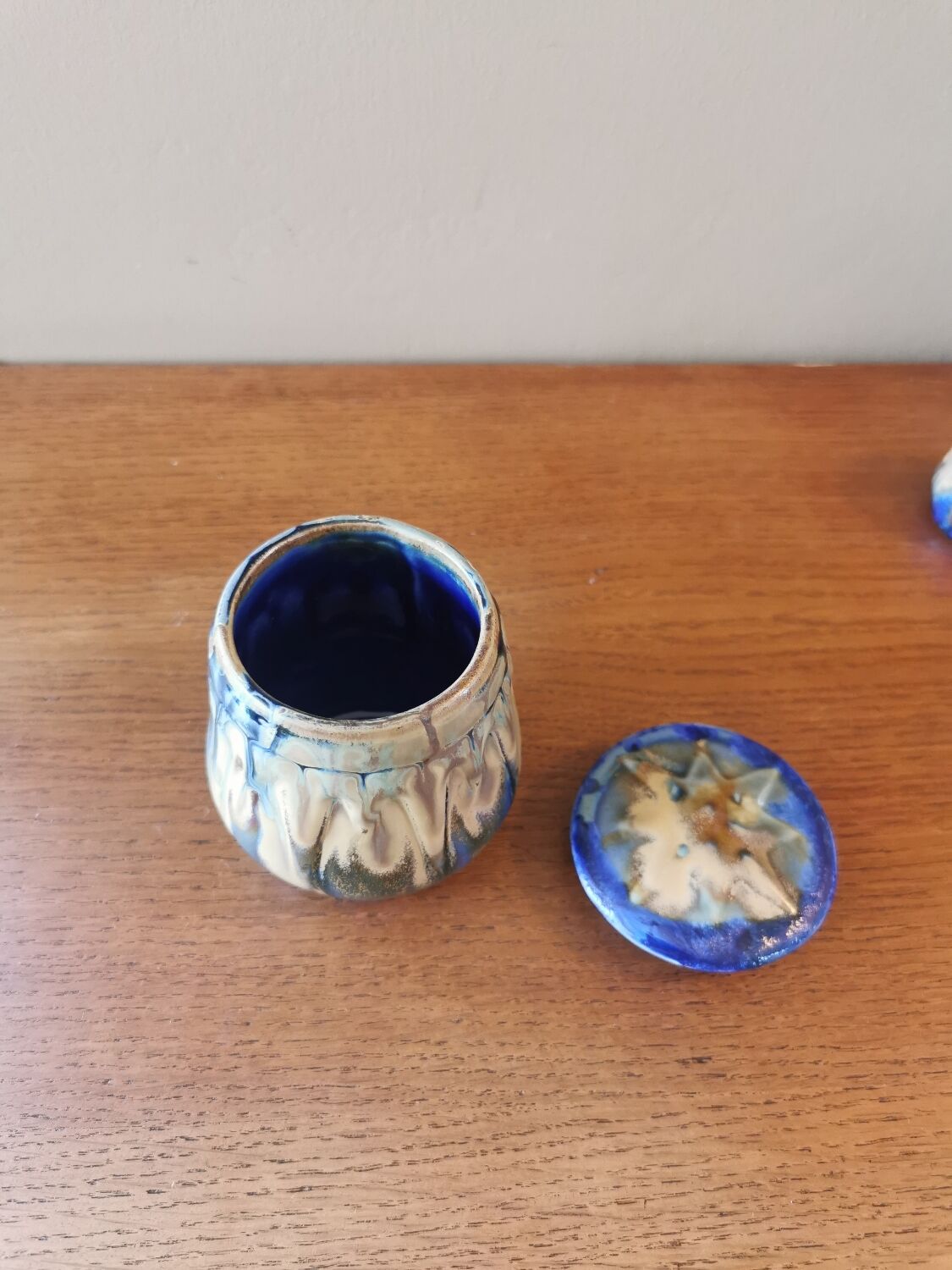 Ensemble de pots vintage en céramique.