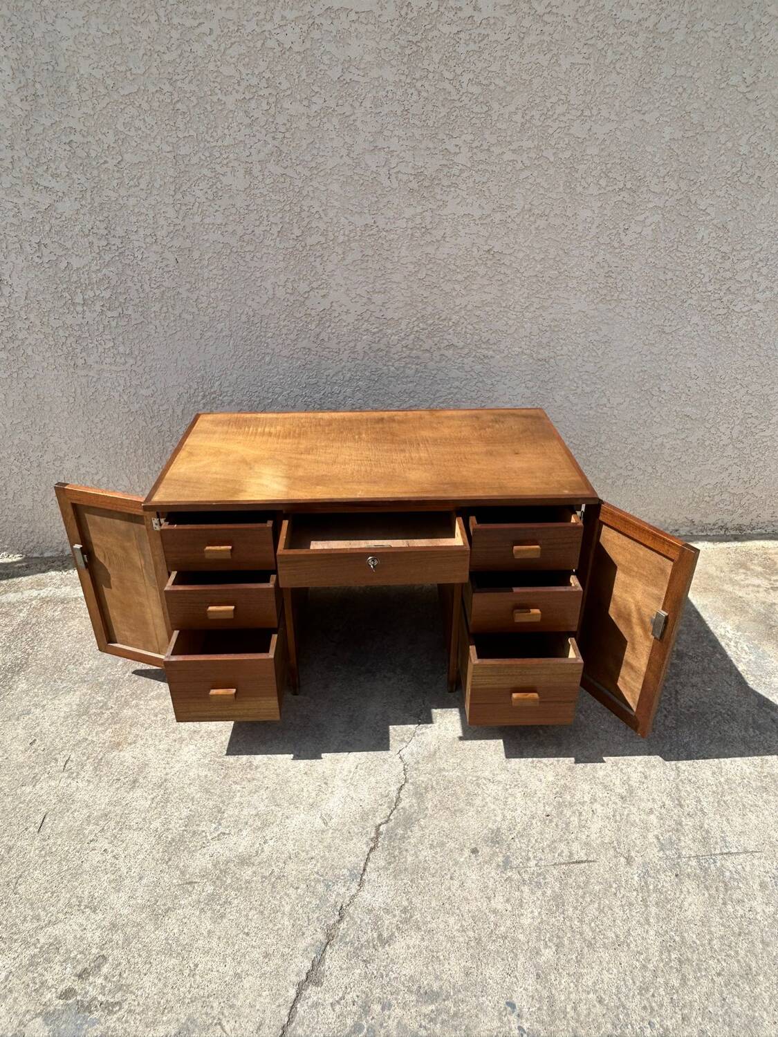 Bureau en bois avec tiroirs vintage