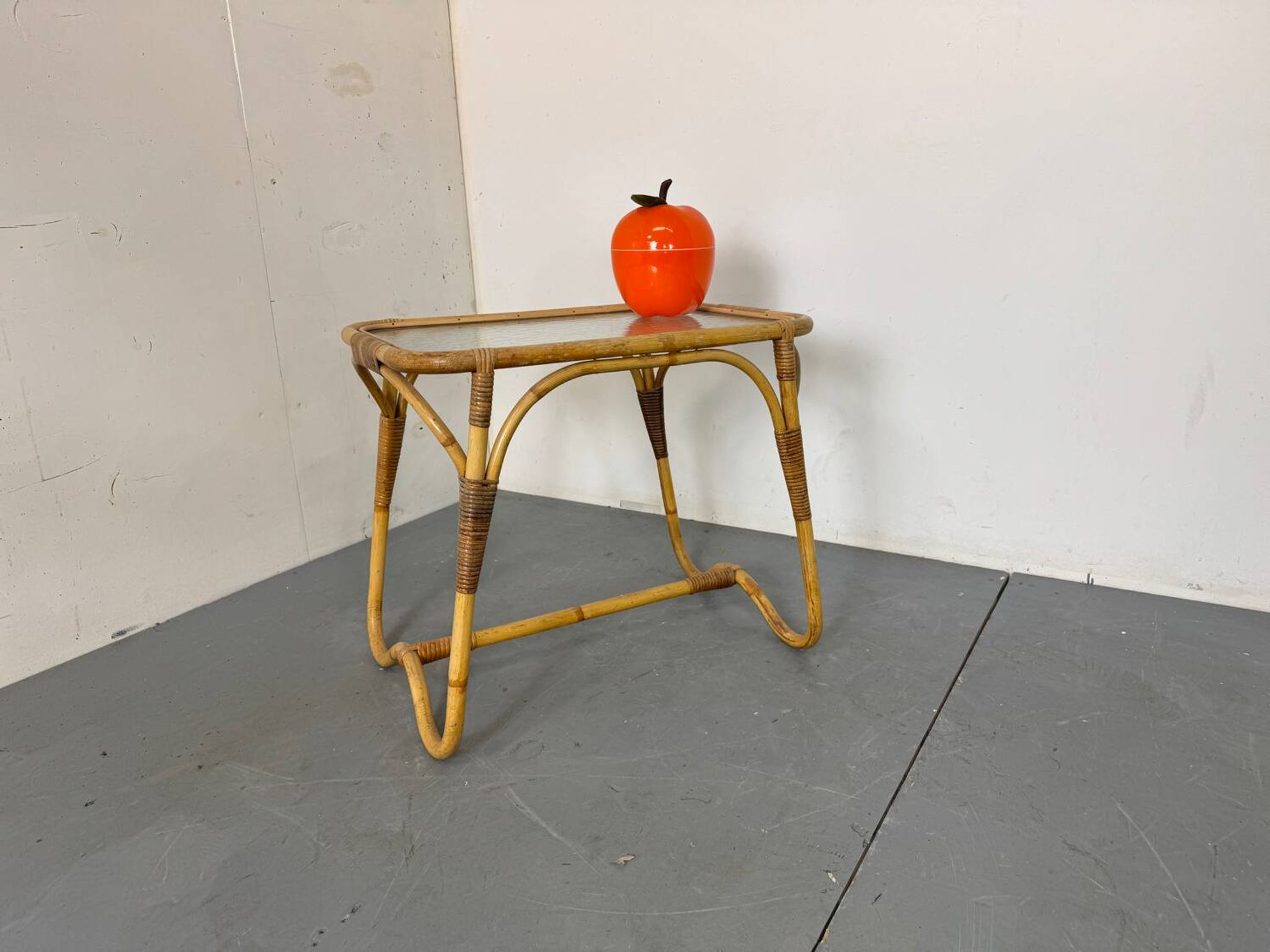 Table d'appoint bohème vintage en rotin, bambou et verre de Rohé Noordwolde,
