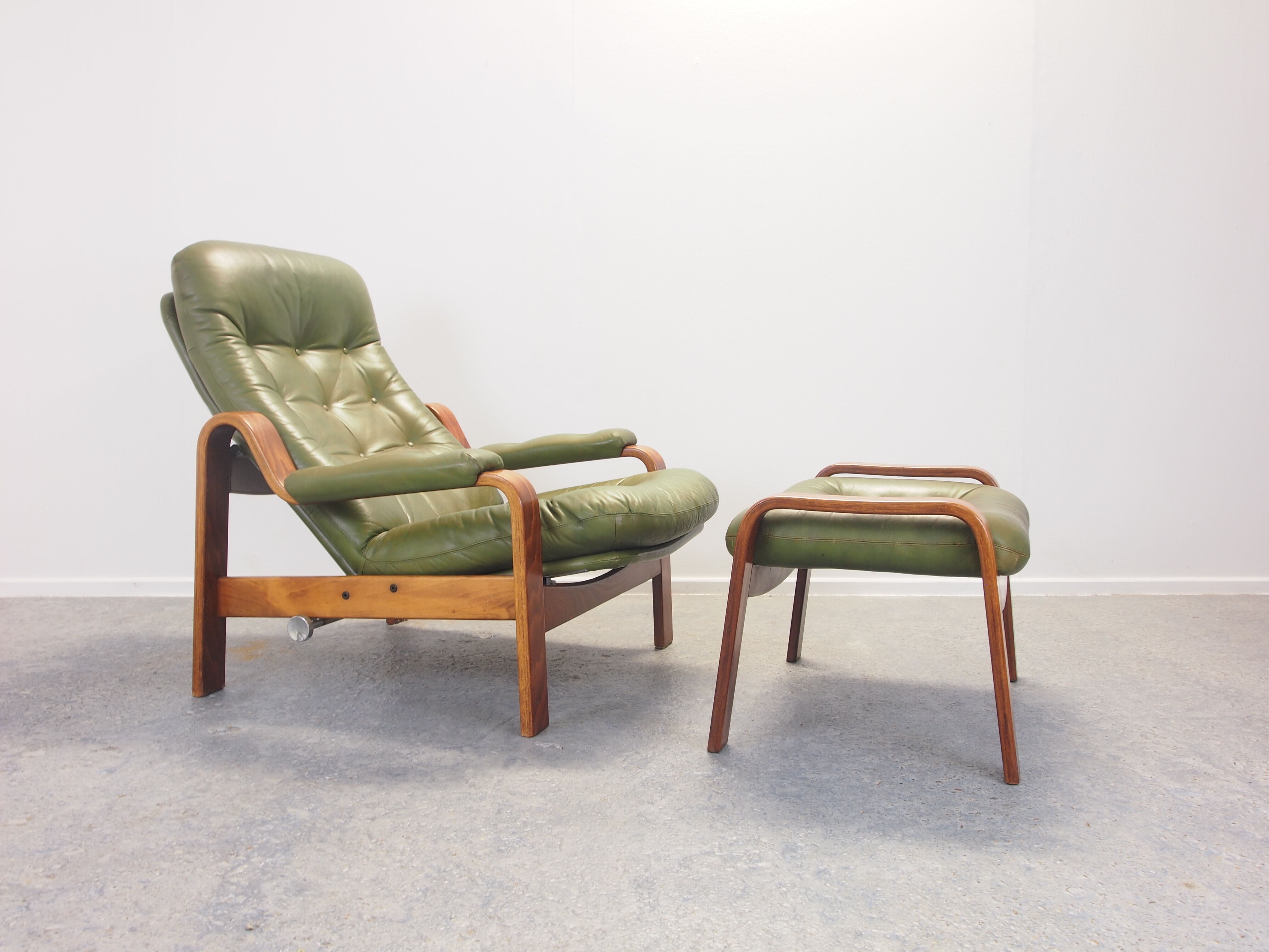 Vintage Scandinavian seventies G-møbel green leather lounge chair with ottoman
