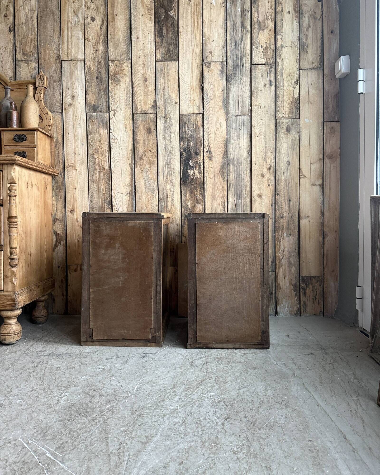 Pair of small Art Deco display cabinets in oak (renovated)
