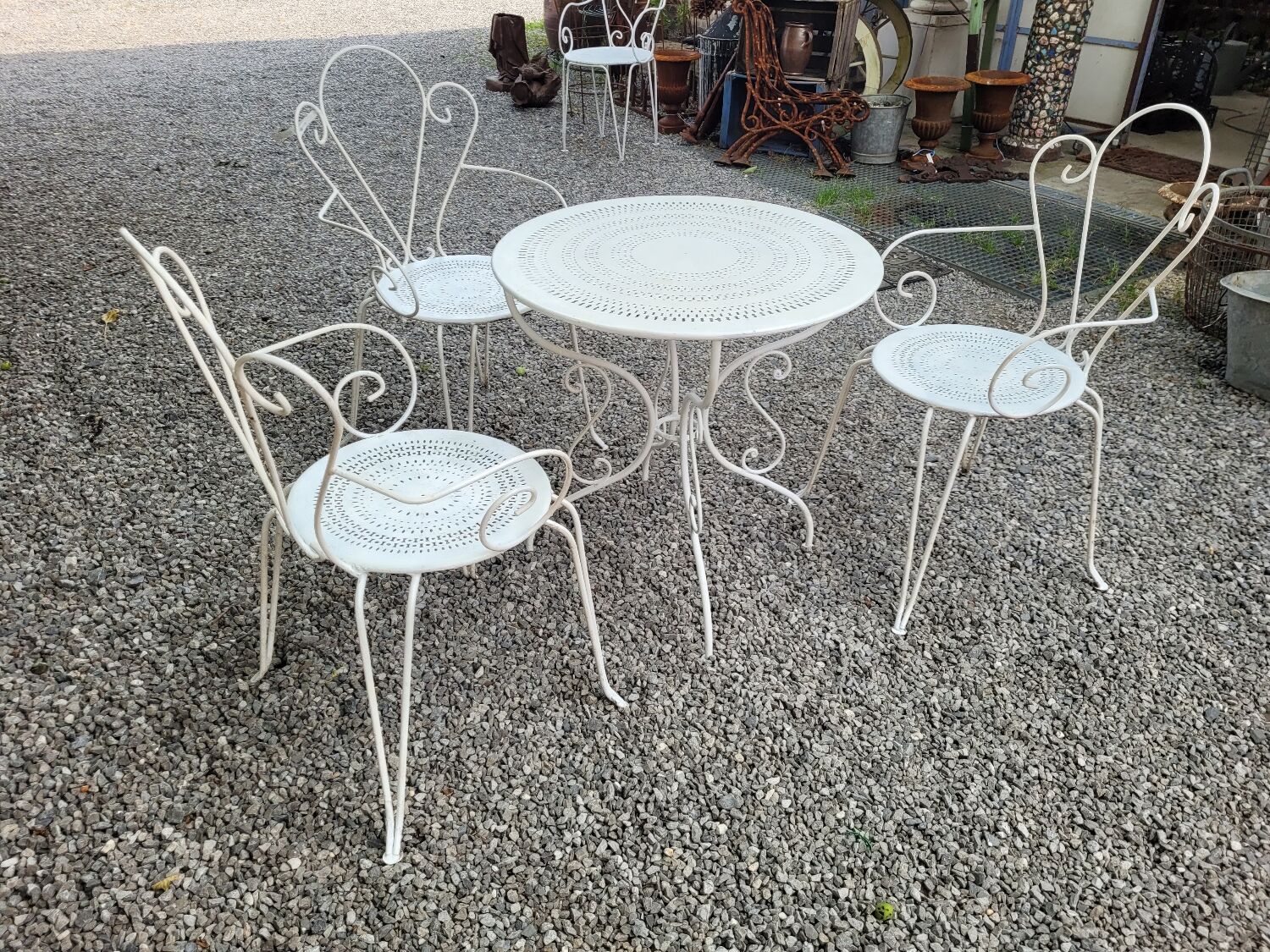 Ancien salon de jardin en fer forgé 3 fauteuils et table