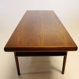 Table basse avec étagère en teck de conception danoise des années 1960.