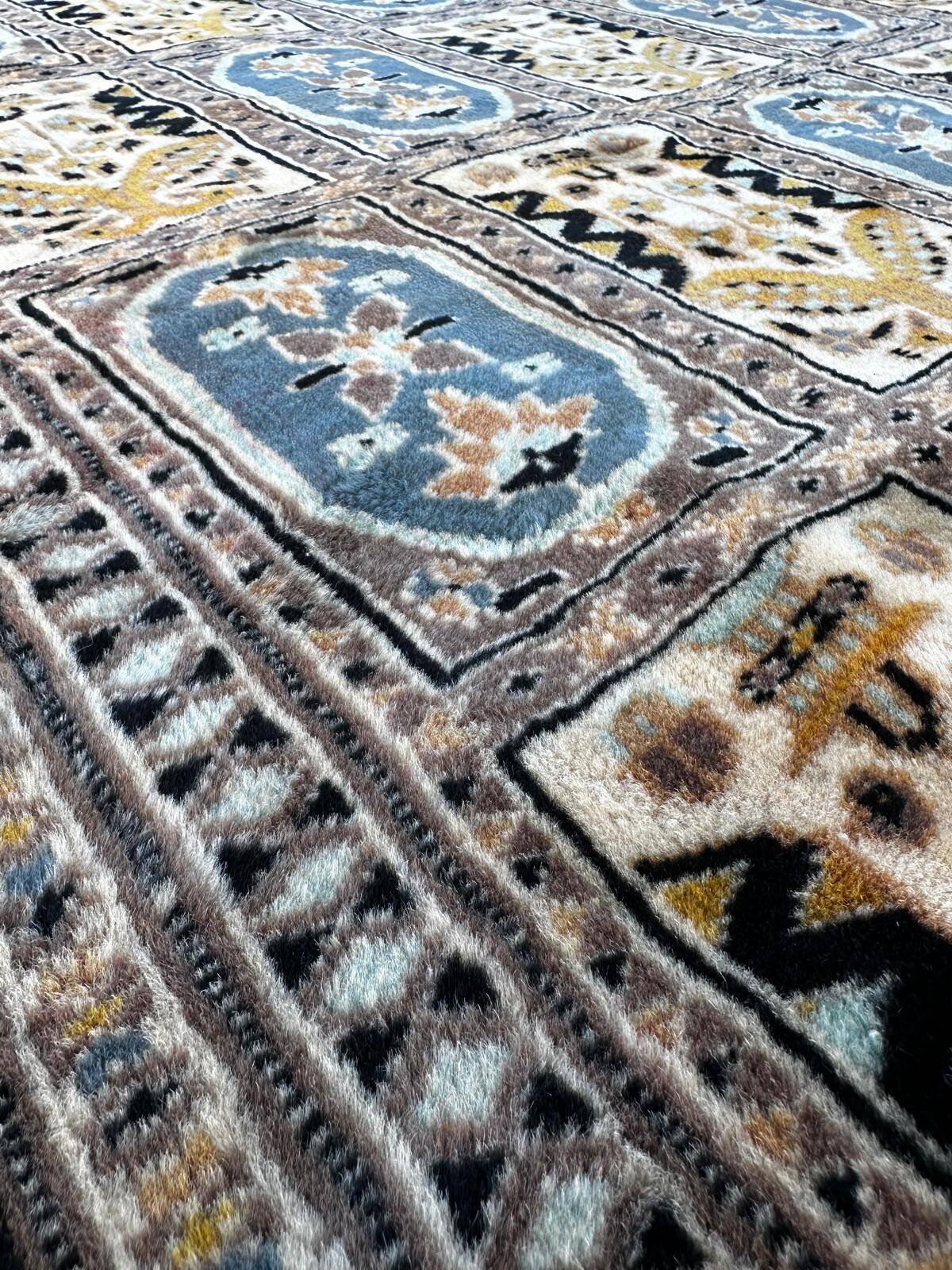Hand-knotted Pakistani rug 170cm x 120cm