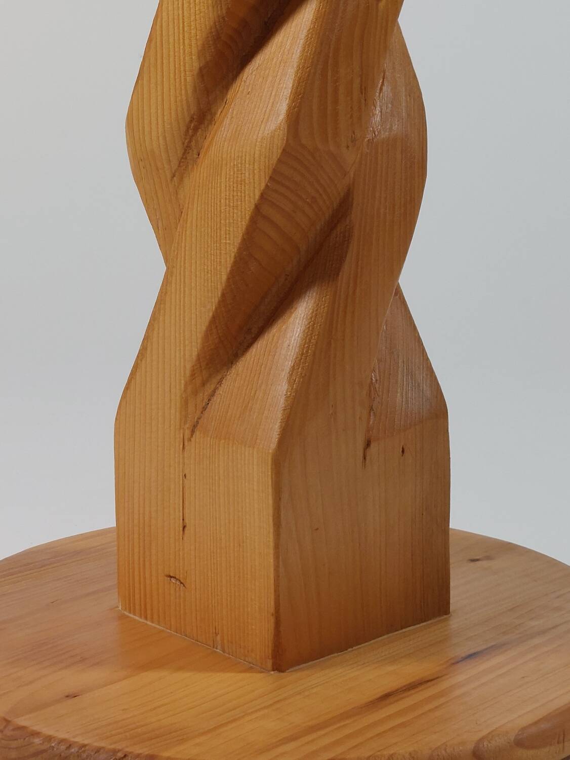 Table d'appoint en pin sculptée à la main, vintage et unique.