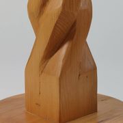 Table d'appoint en pin sculptée à la main, vintage et unique.