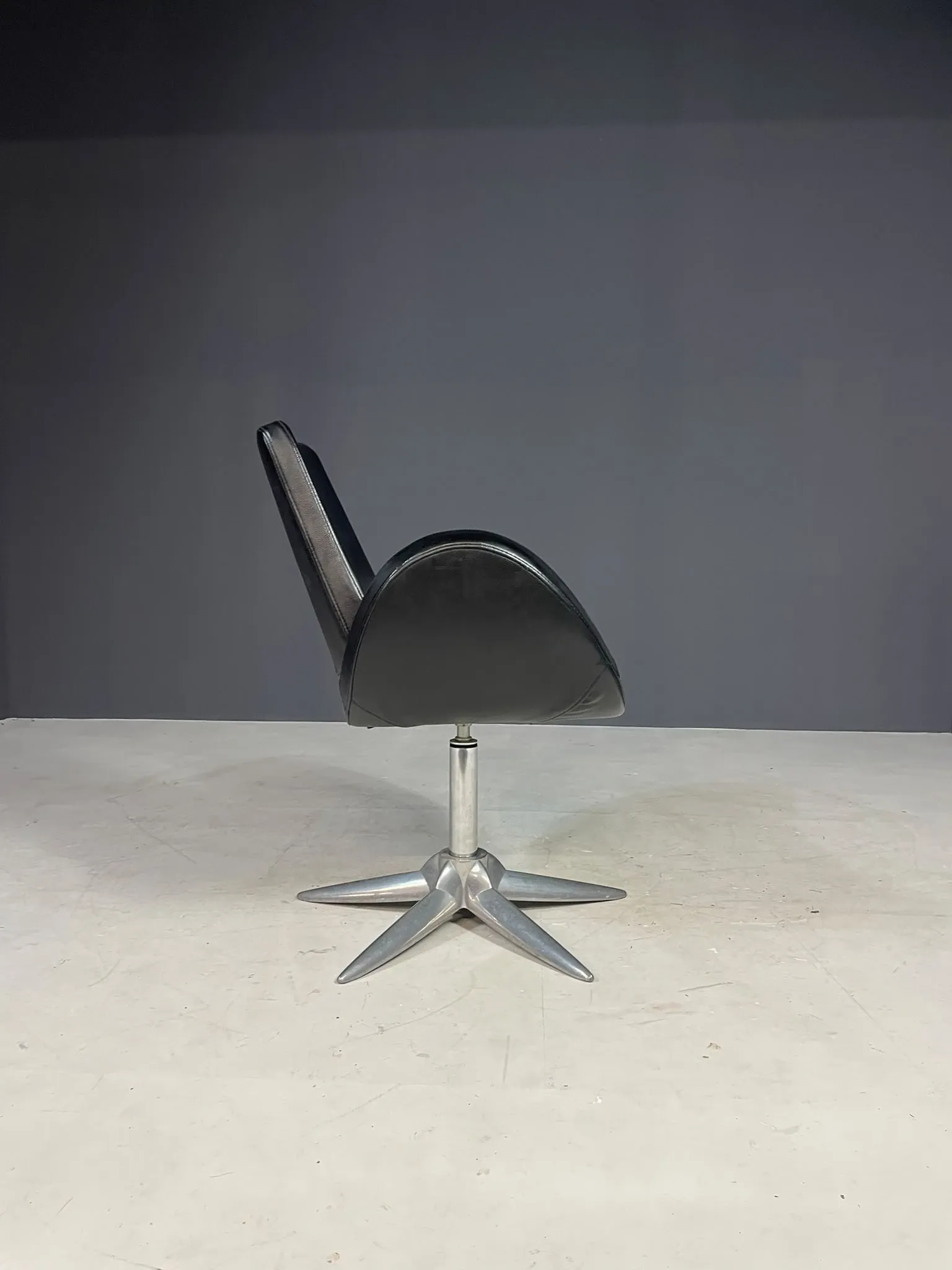 Alipes black swivel salon chair with chrome star base by Giorgetto Giugiaro for Gamma & Bross, Italy, contemporary, 85 × 70 × 60 cm