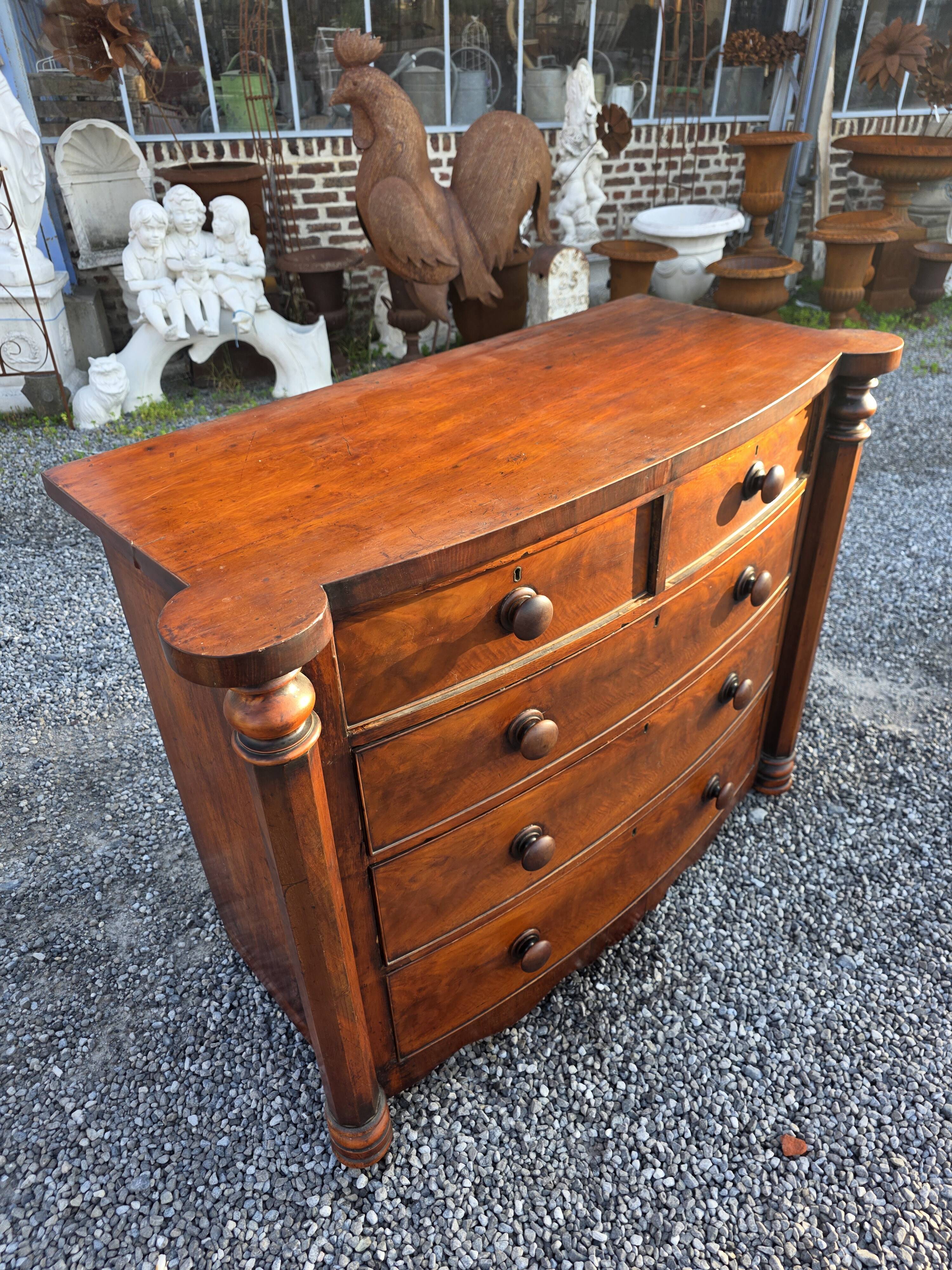 Commode galbée ancienne en acajou de style anglais