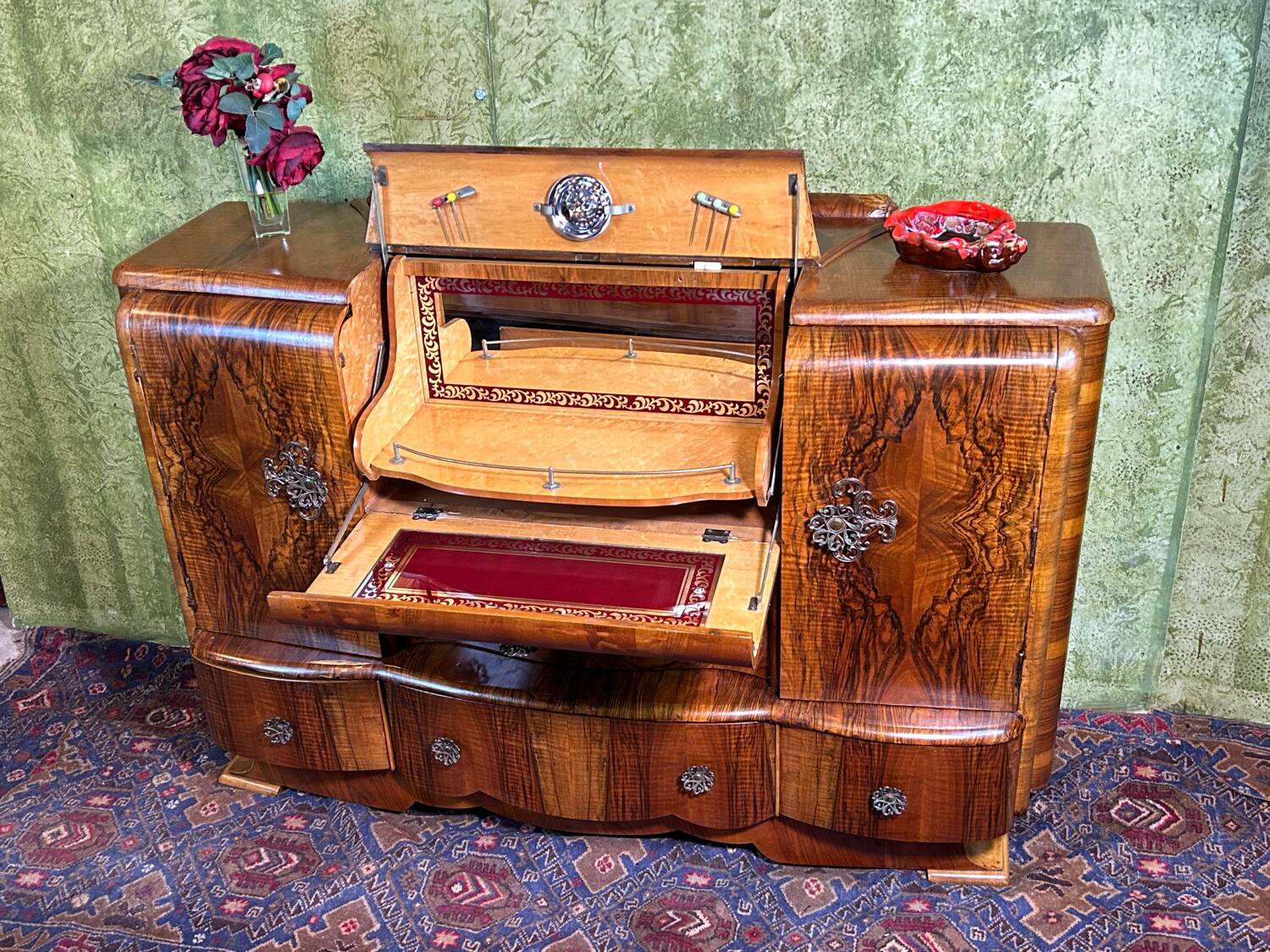 Art decó vintage Brocante burr walnut cocktail bar sideboard