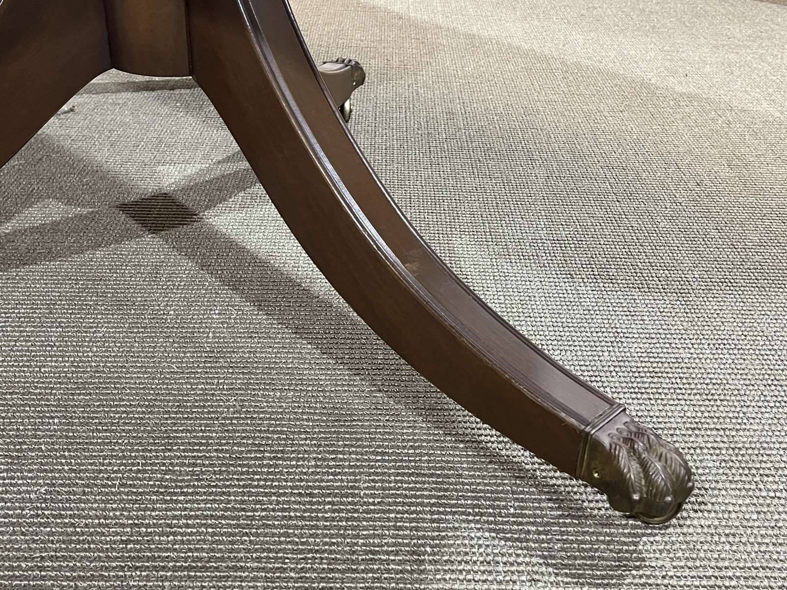 Table anglaise Regency en noyer des années 1950 avec 1 allonge