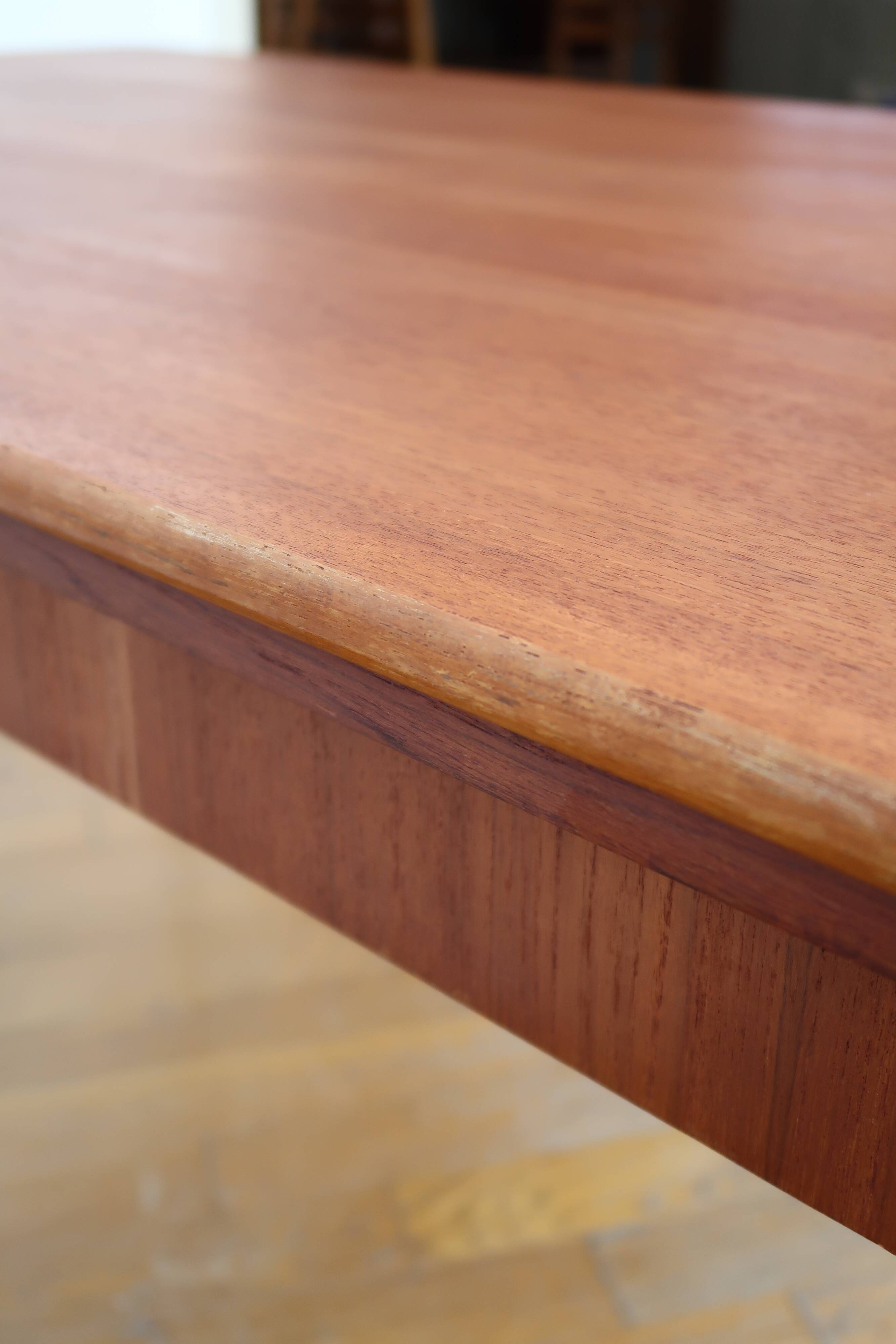 Scandinavian stretch teak table