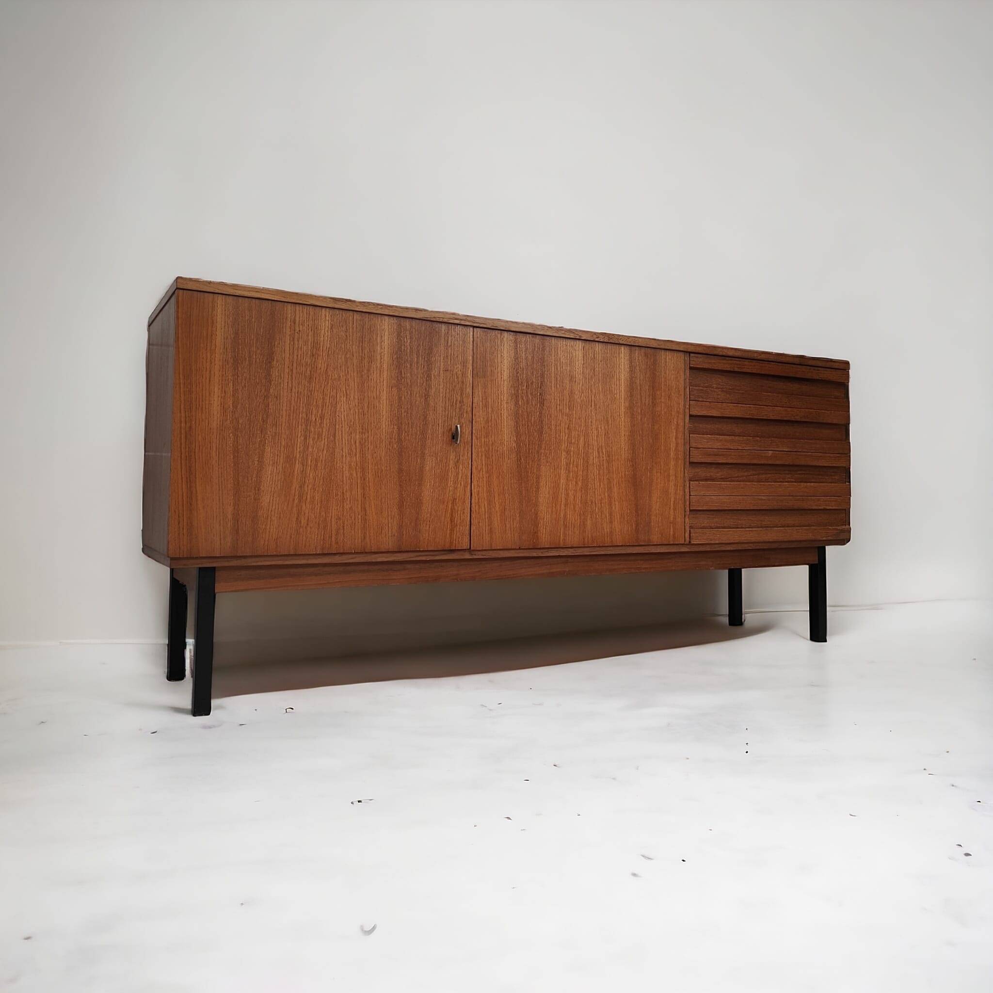 Buffet du milieu du siècle