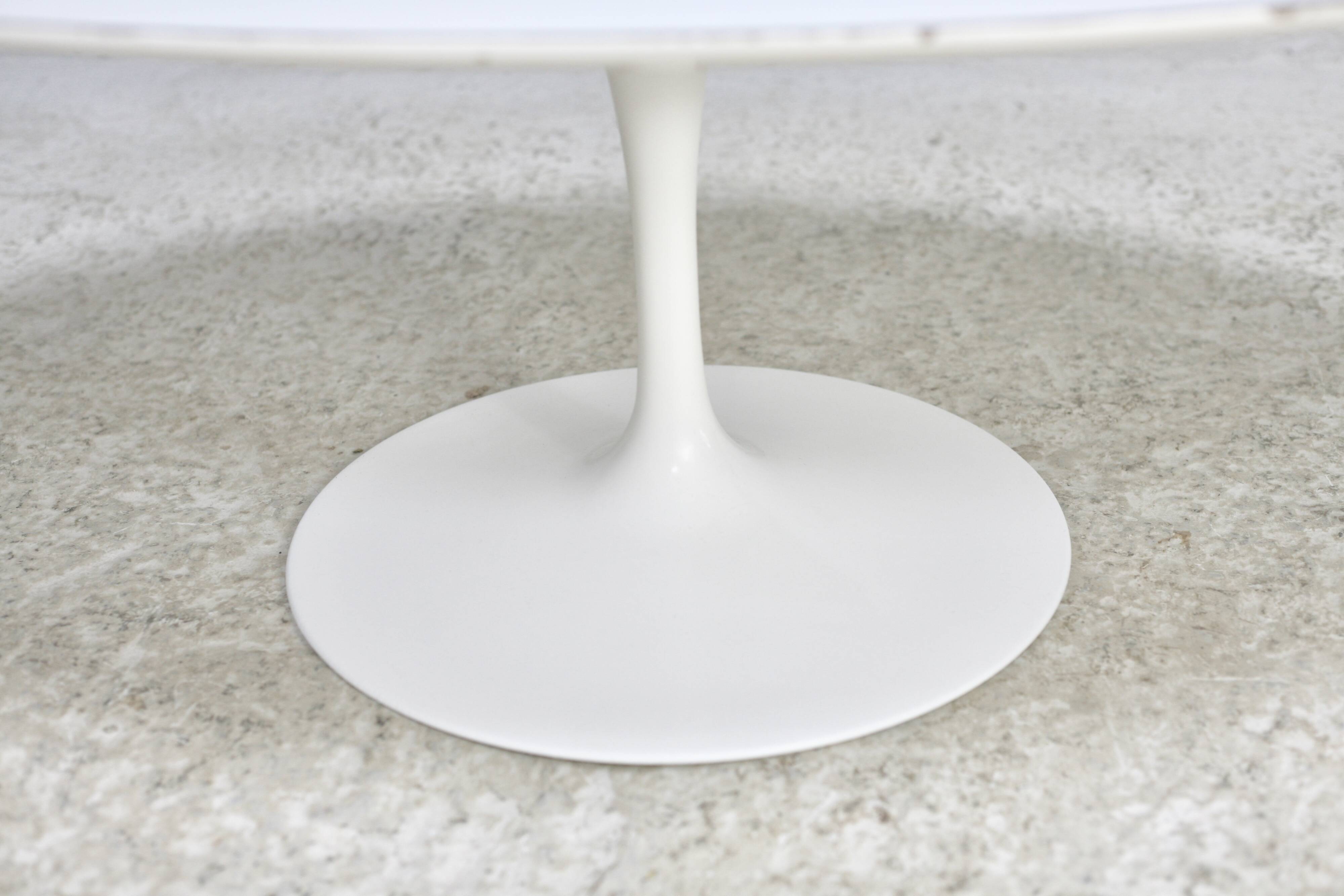 Knoll coffee table, Eero Saarinen, "tulip" model, white melamine wood. Signed, USA, circa 1960