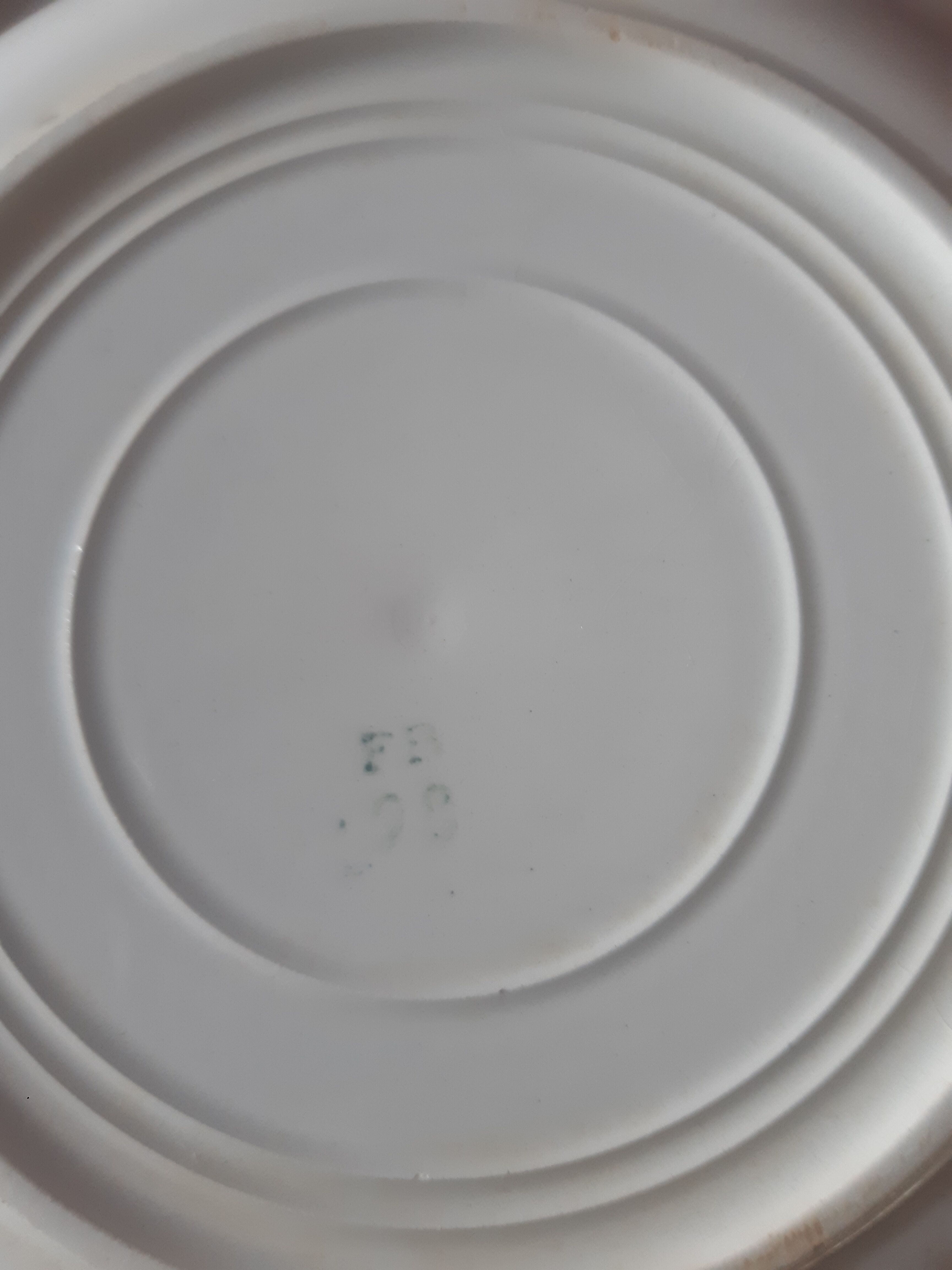 Set of 7 hollow plates