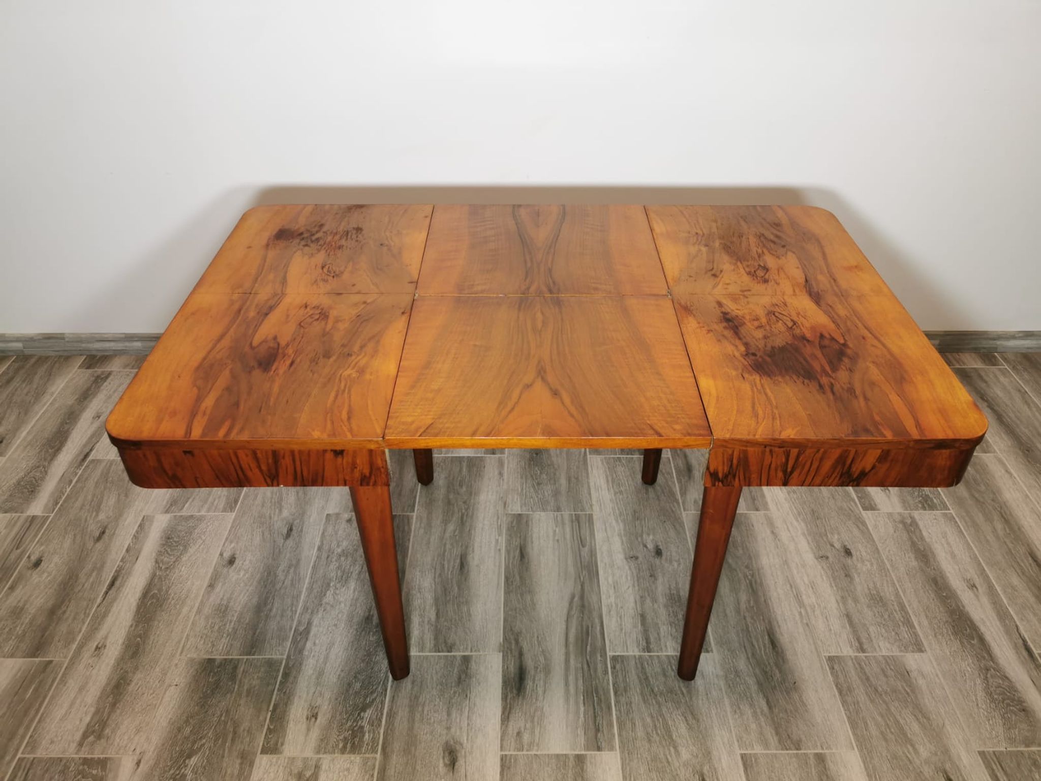 Table à manger par Jindrich Halabala