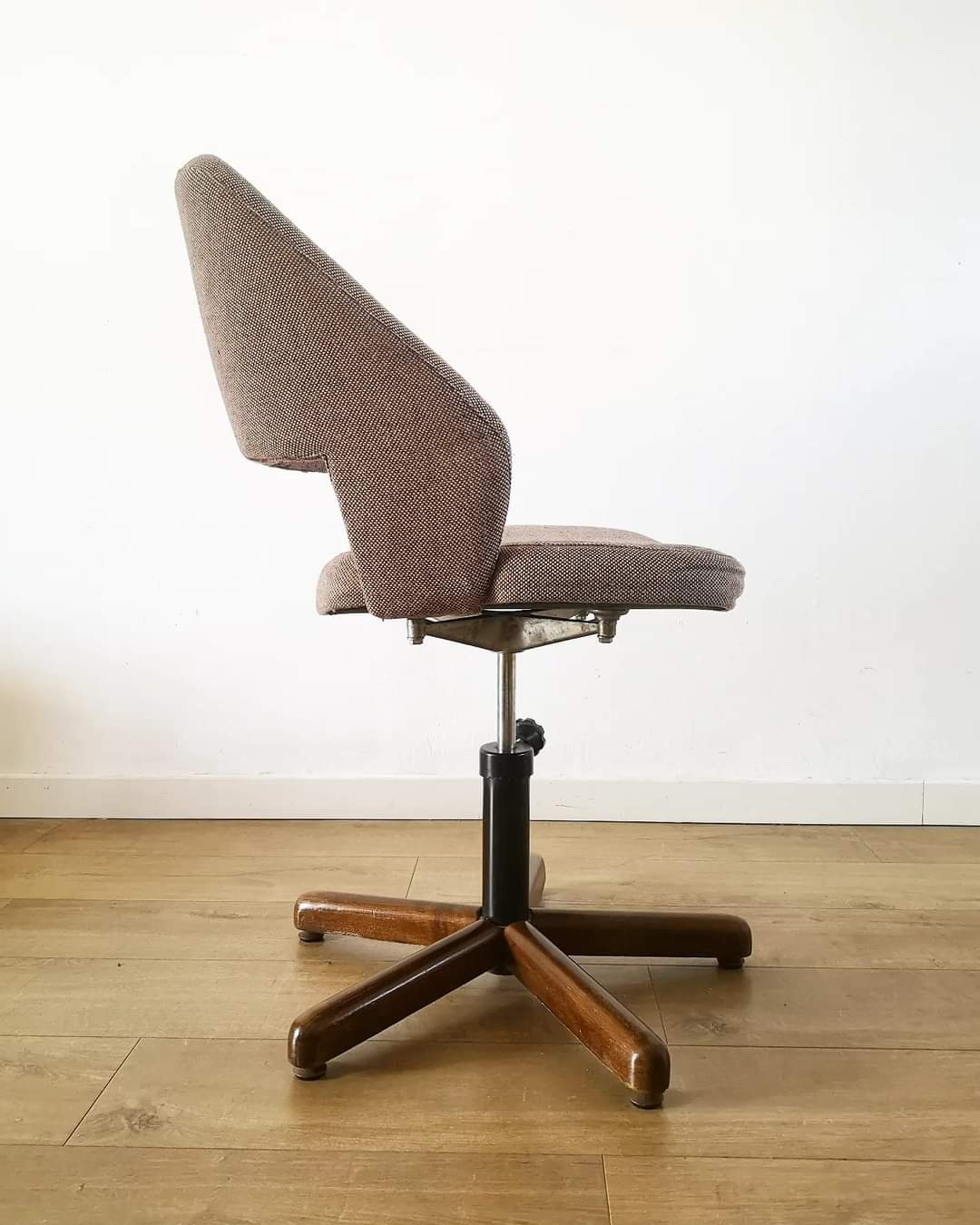 Adjustable fabric office chair