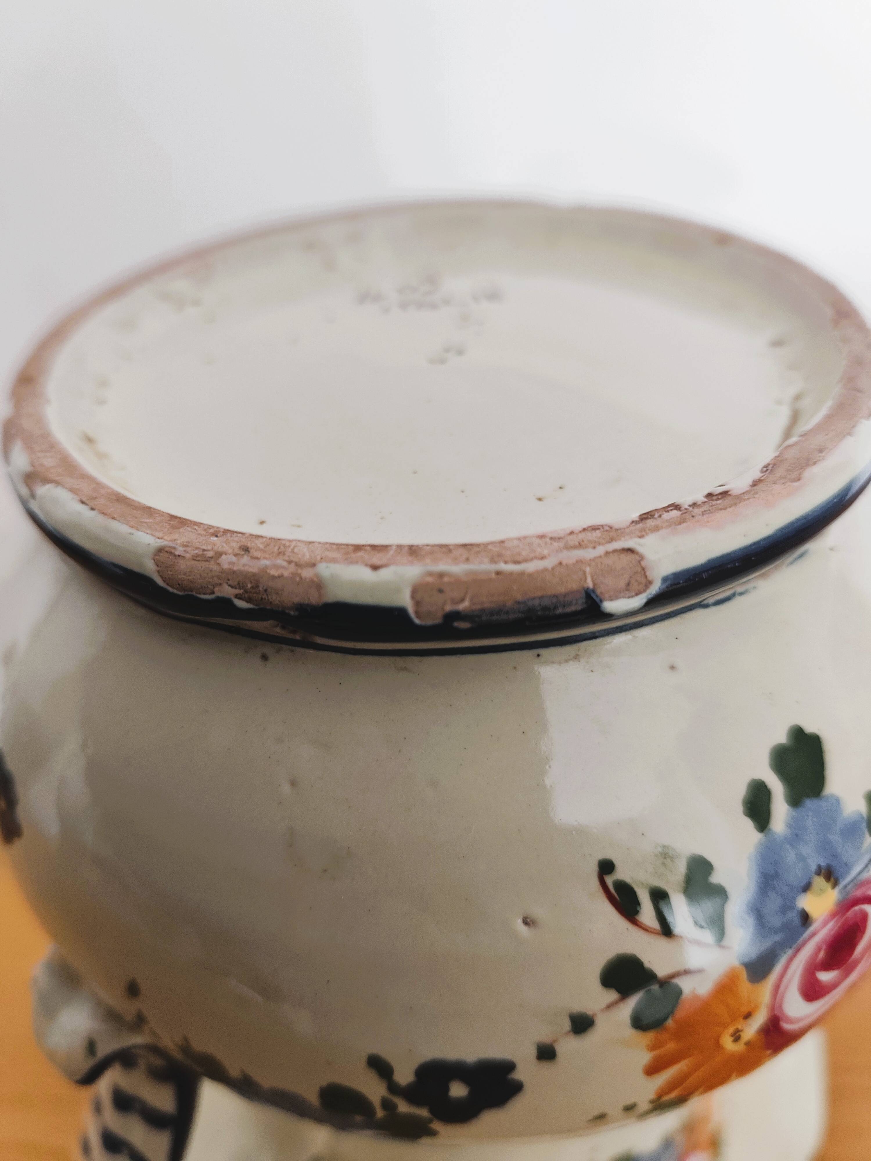 Antique vase in Italian ceramic with polychrome decoration.