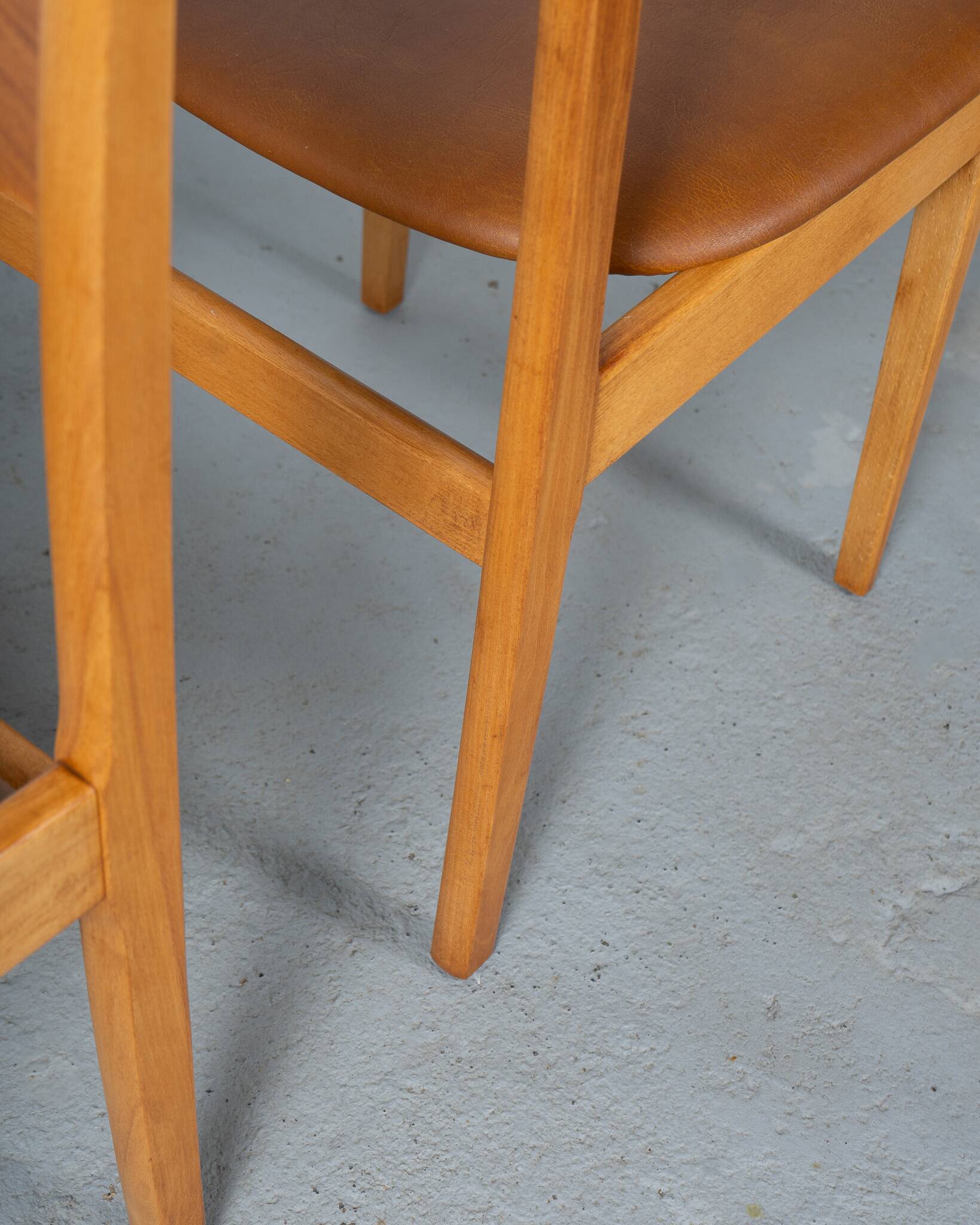 Set of 6 Danish dining chairs made of beech and brown leatherette.
