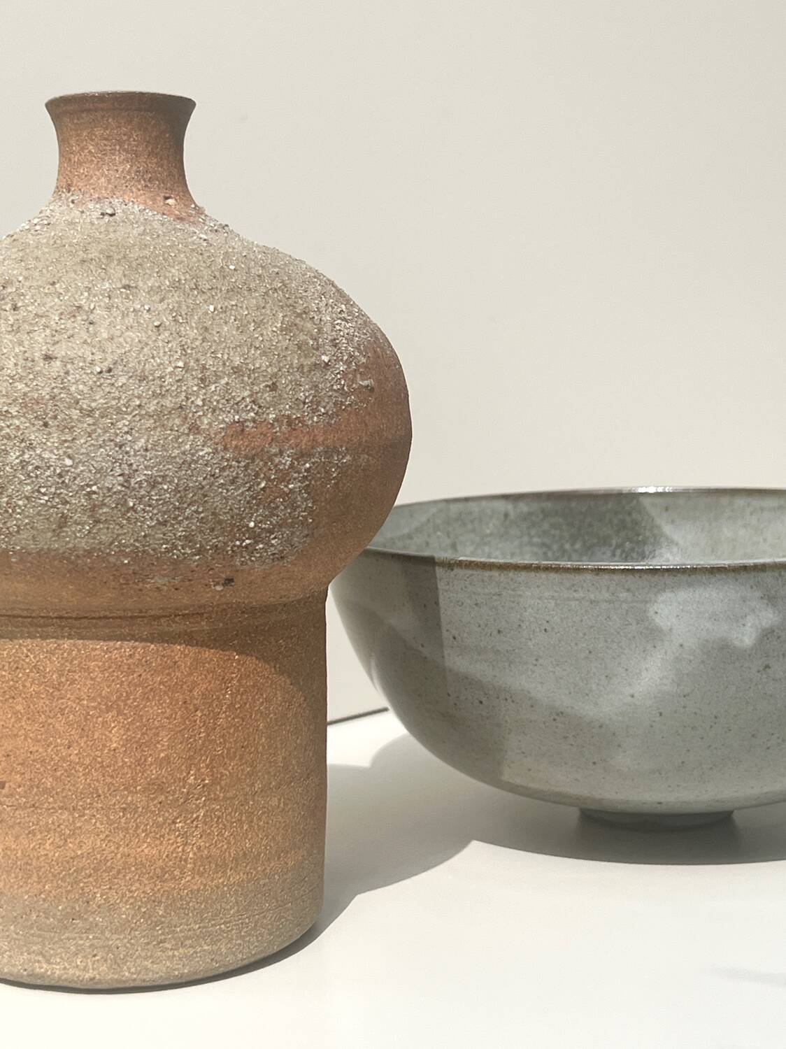 Vase sculptural en grès chamotté & émail bleu, la borne 1970