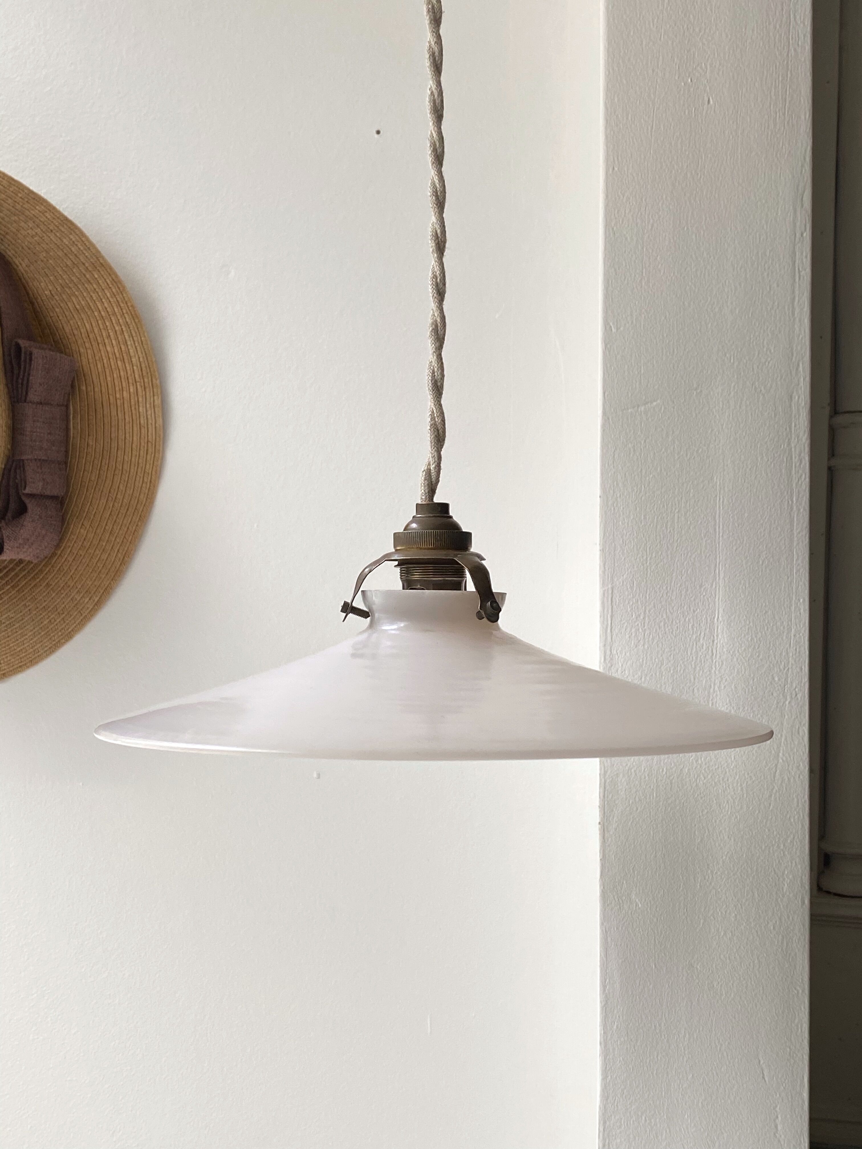 Opaline suspension