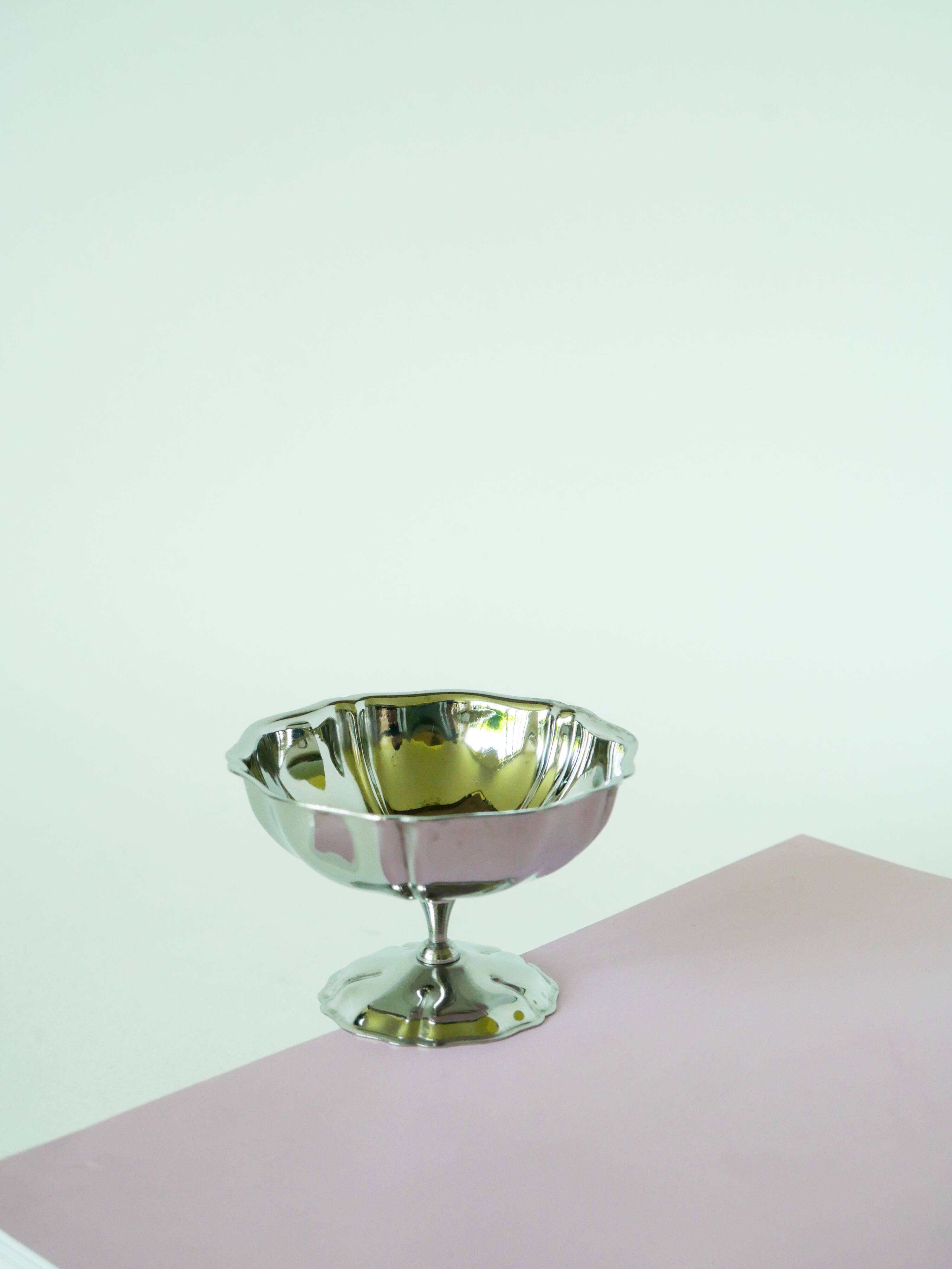 Set of 6 small, very elaborate stainless steel bowls with fine legs, mid-height, Design, 1970