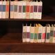 bibliothèque ouverte en acajou et incrustations