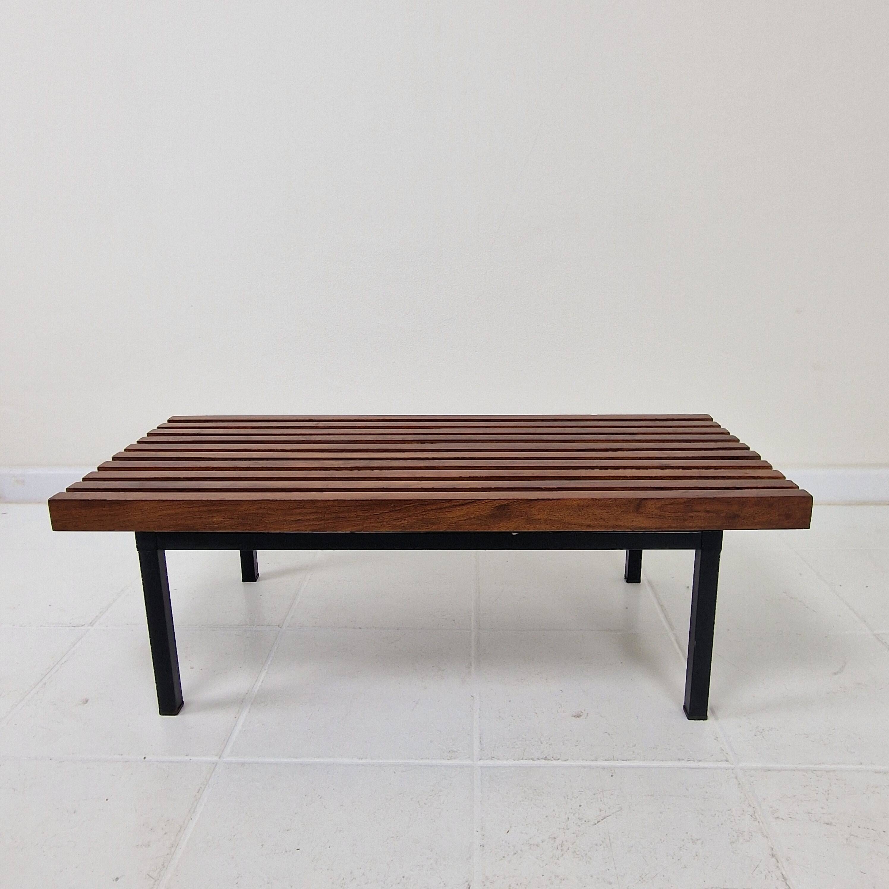 Banc en bois à lattes italien / table basse, 20e siècle