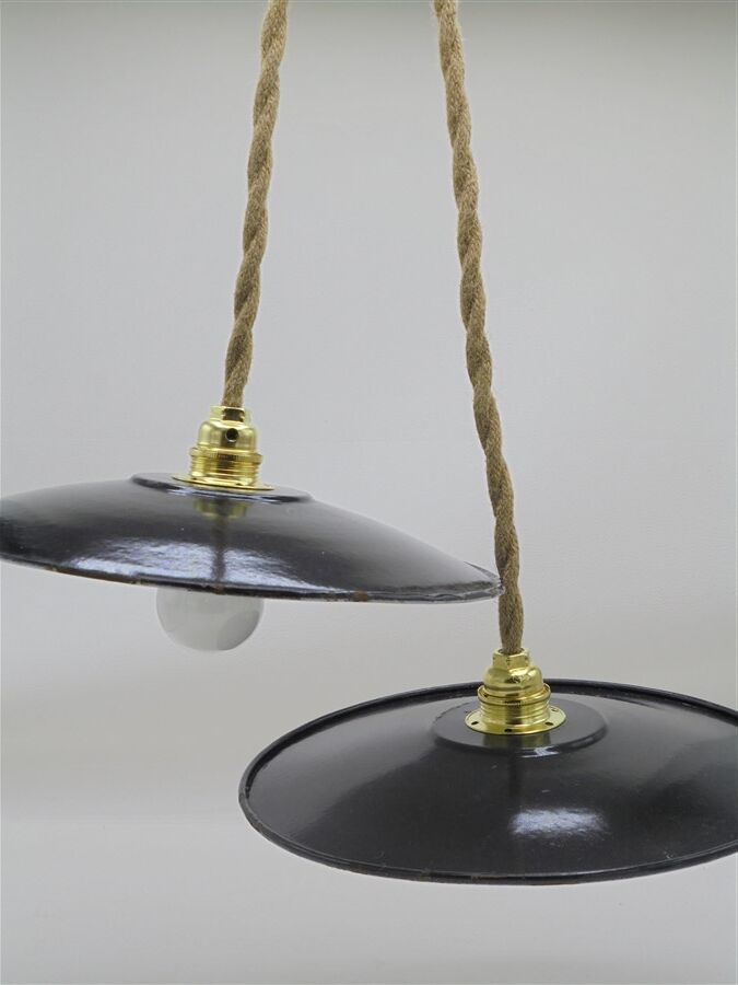 Pair of enamelled sheet metal suspensions