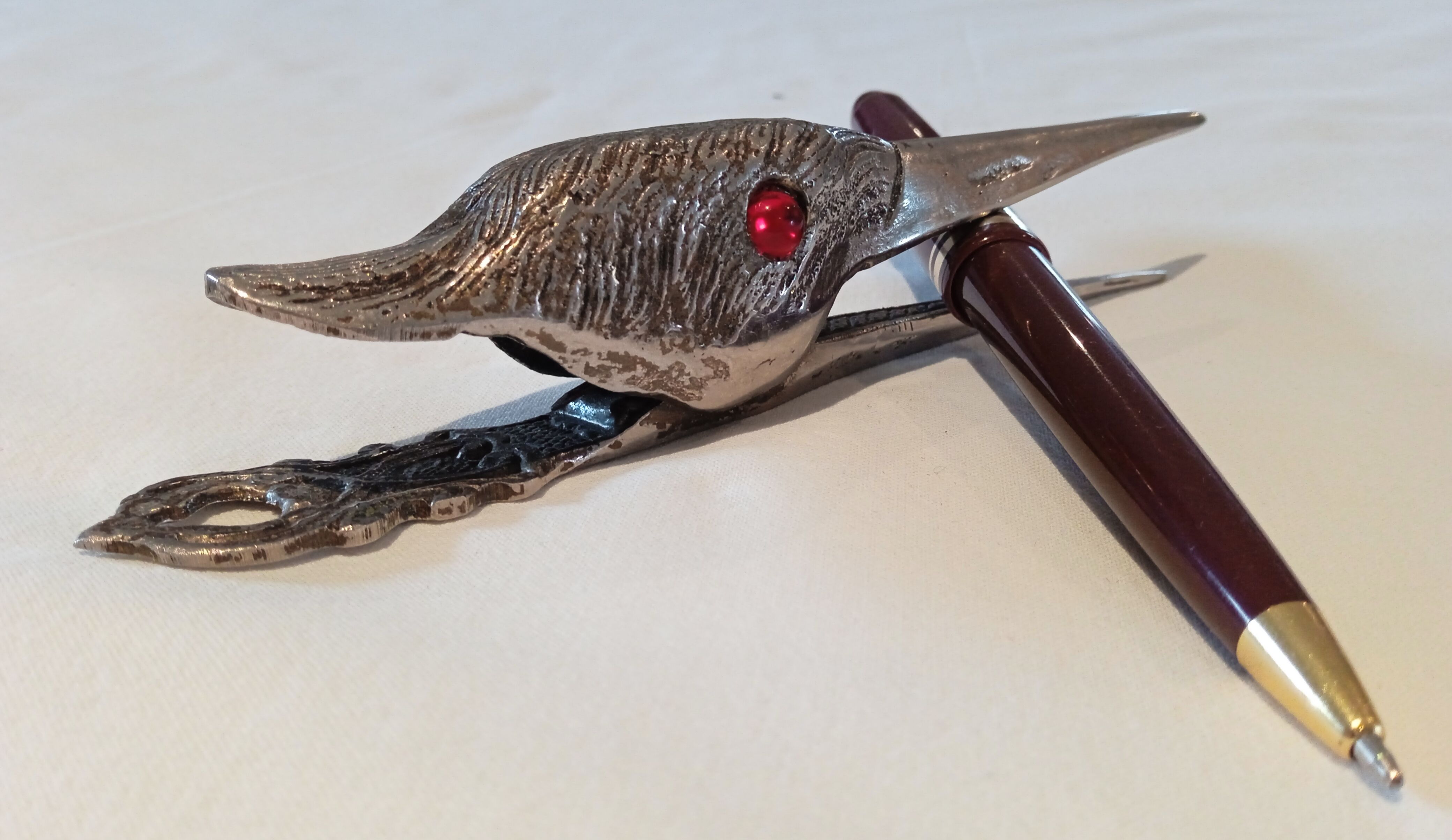 Pince à courrier cigogne