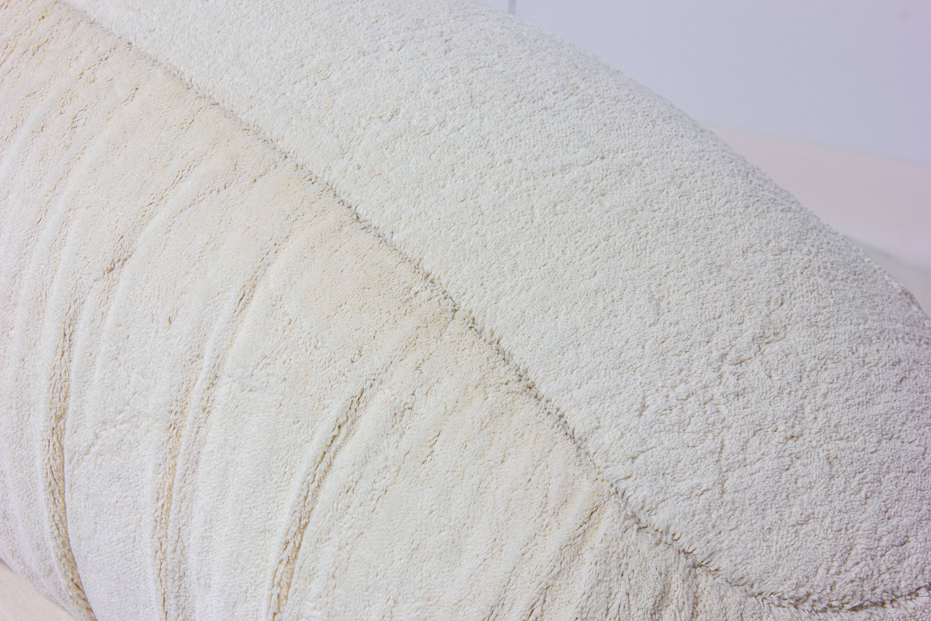 Elegant Italian lounge chairs in cream coloured fabric, 1970s