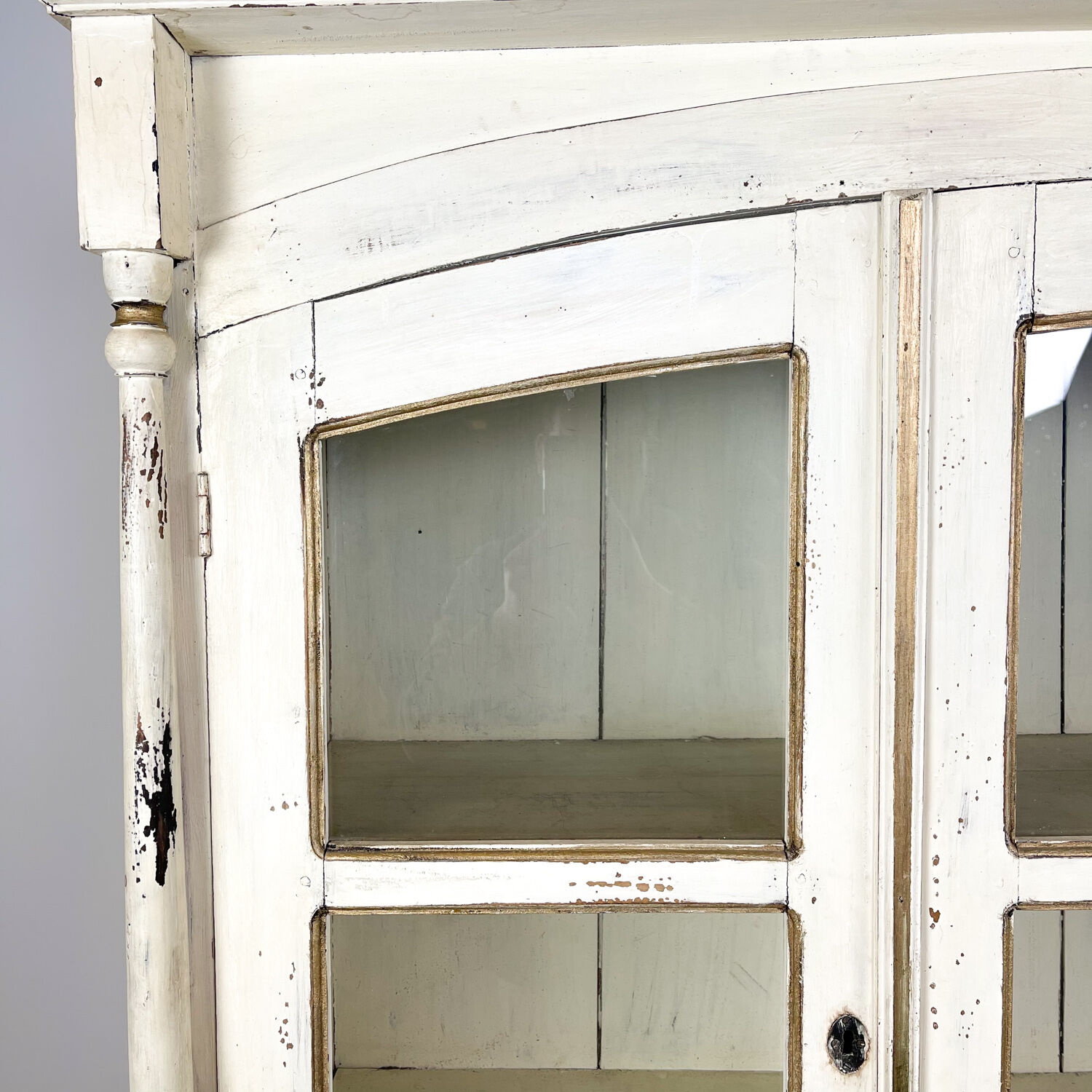 Vintage brocant White painted Kitchen display cabinet