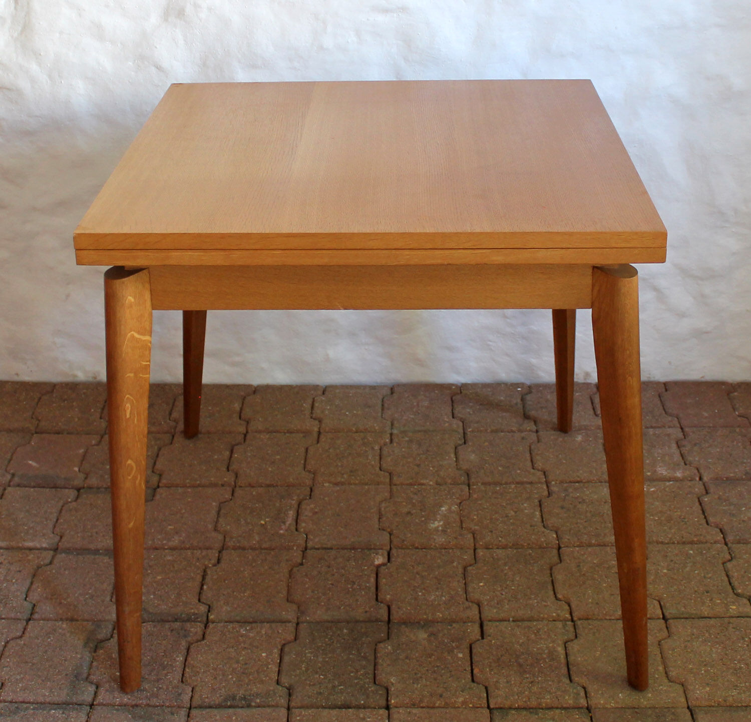 Expandable vintage table