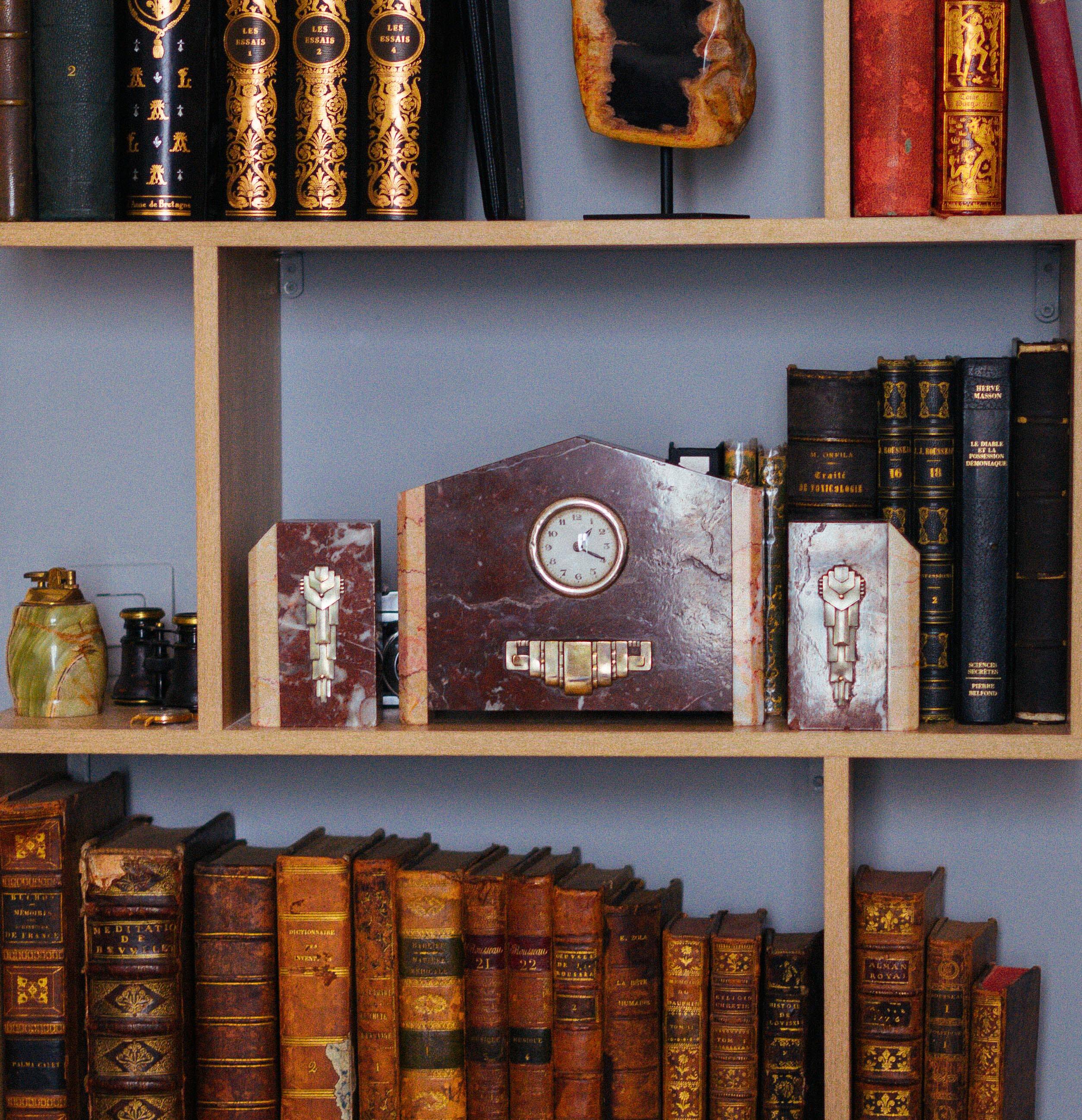 Ancienne horloge et paire de serres livres bibliotheque cheminée