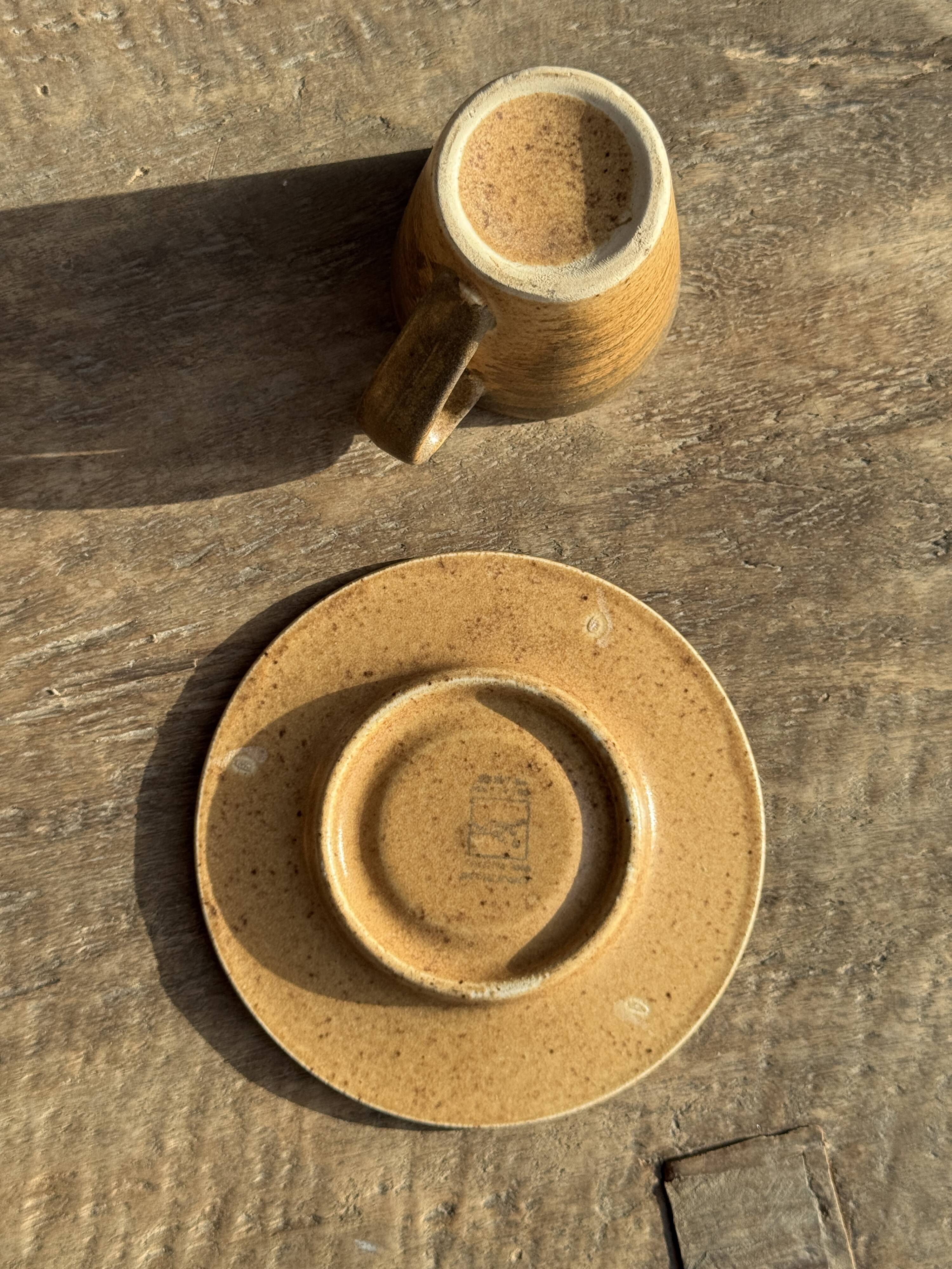 Set of 10 cups and 7 saucers ochre stoneware H7