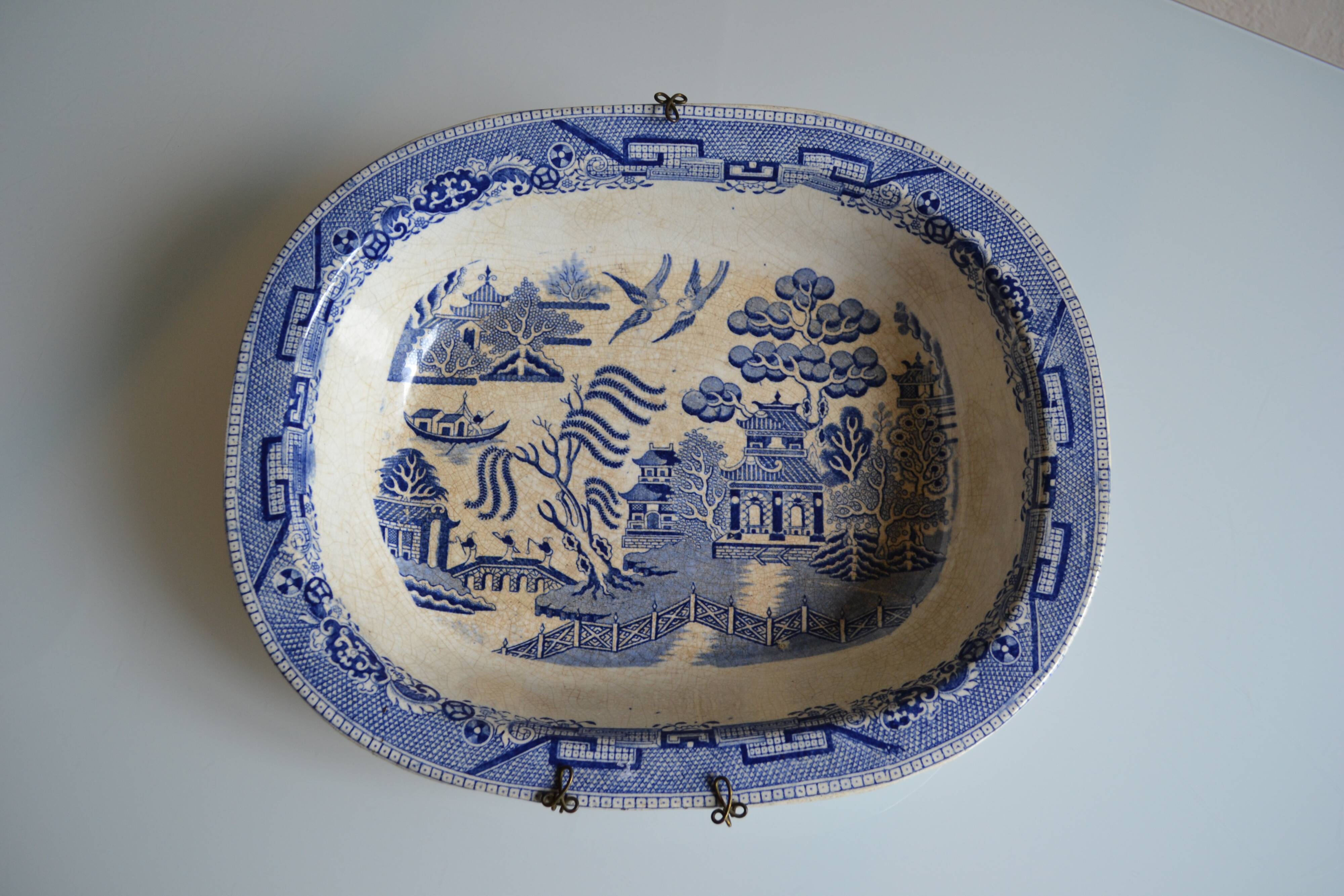 English earthenware dish 19th Staffordshire willow pattern decoration
