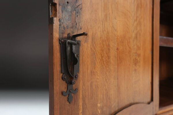 Vaisselier vitré en bois sculpté, Belgique, XVIIIe siècle
