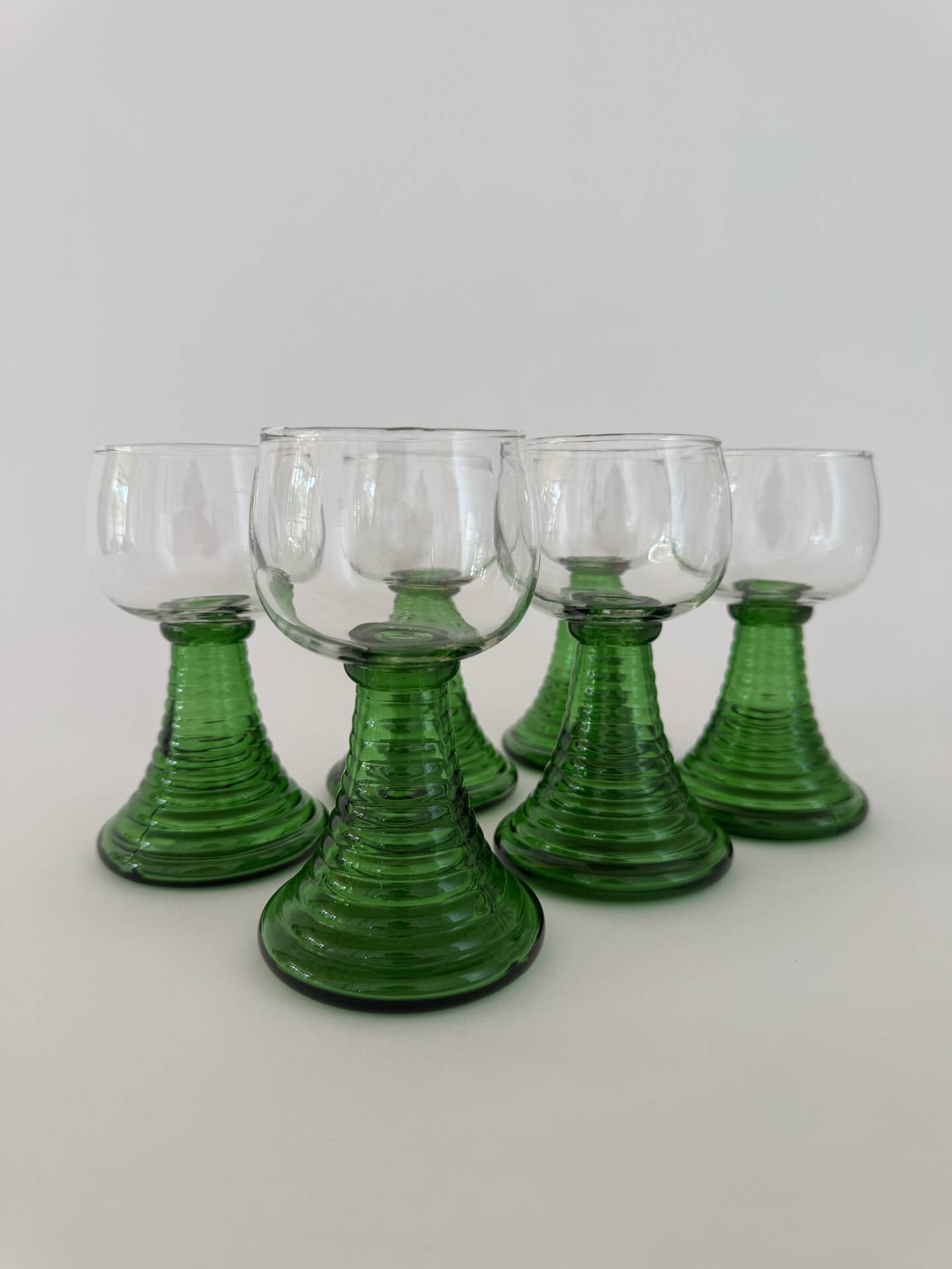 Un ensemble de 6 verres à vin vintage MCM en forme de ruche verte.