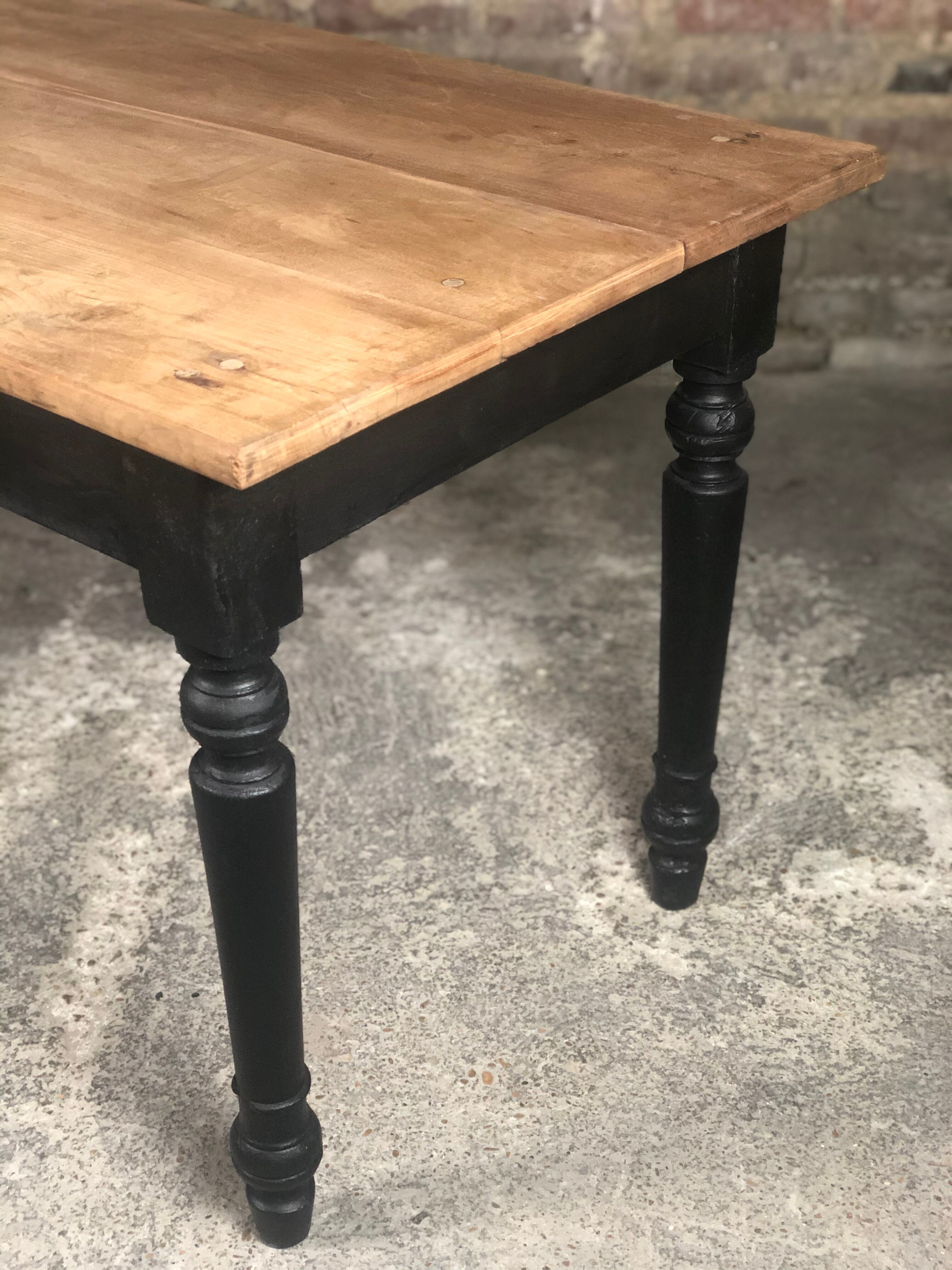 Early XXeme chestnut farm table