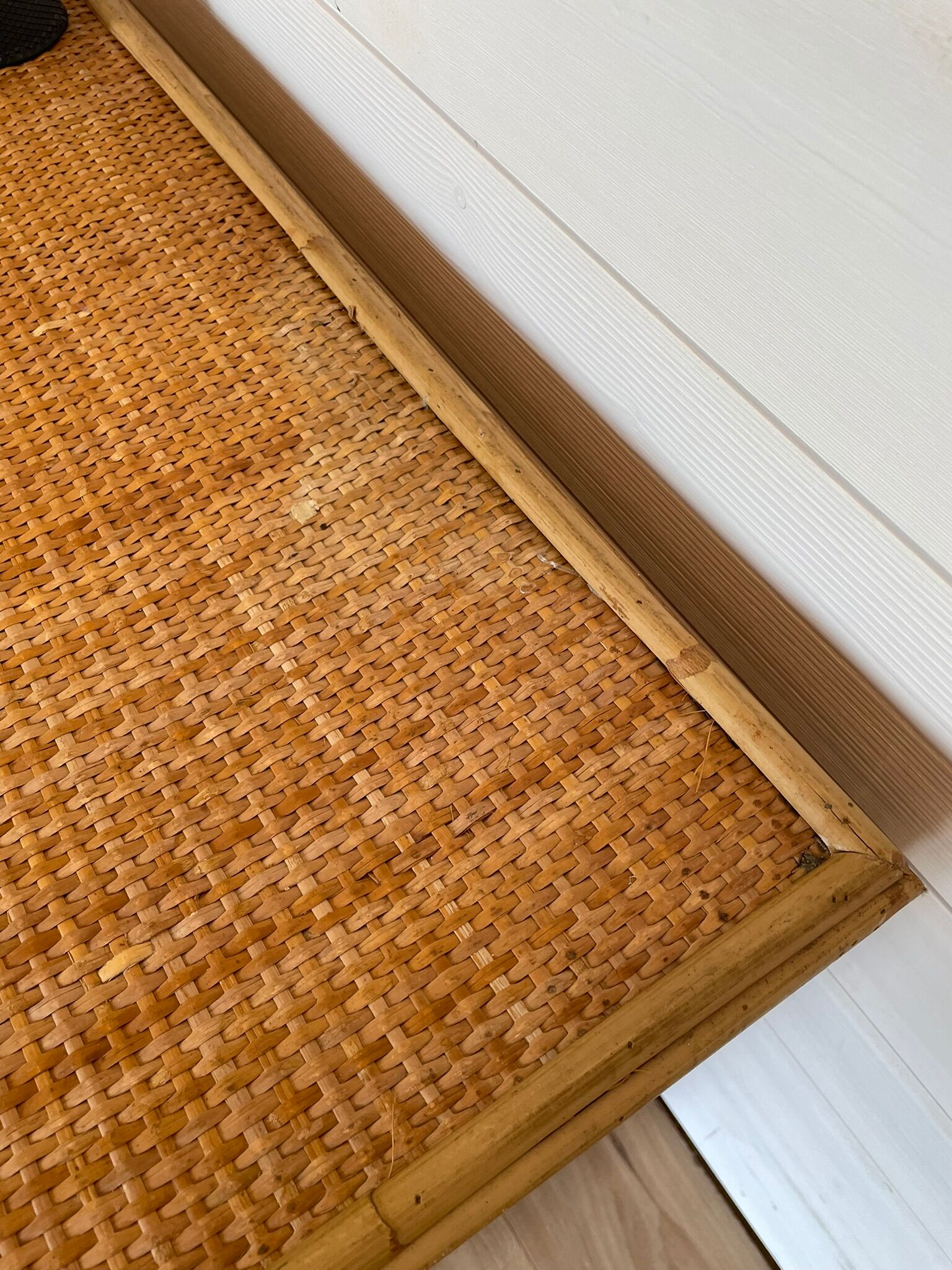 Vintage rattan and woven wicker desk with 4 drawers – Centrepiece – Style