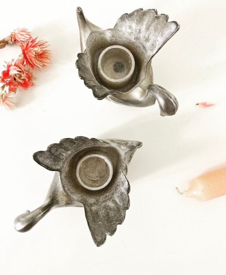 Duo candle holders in metal swan pattern