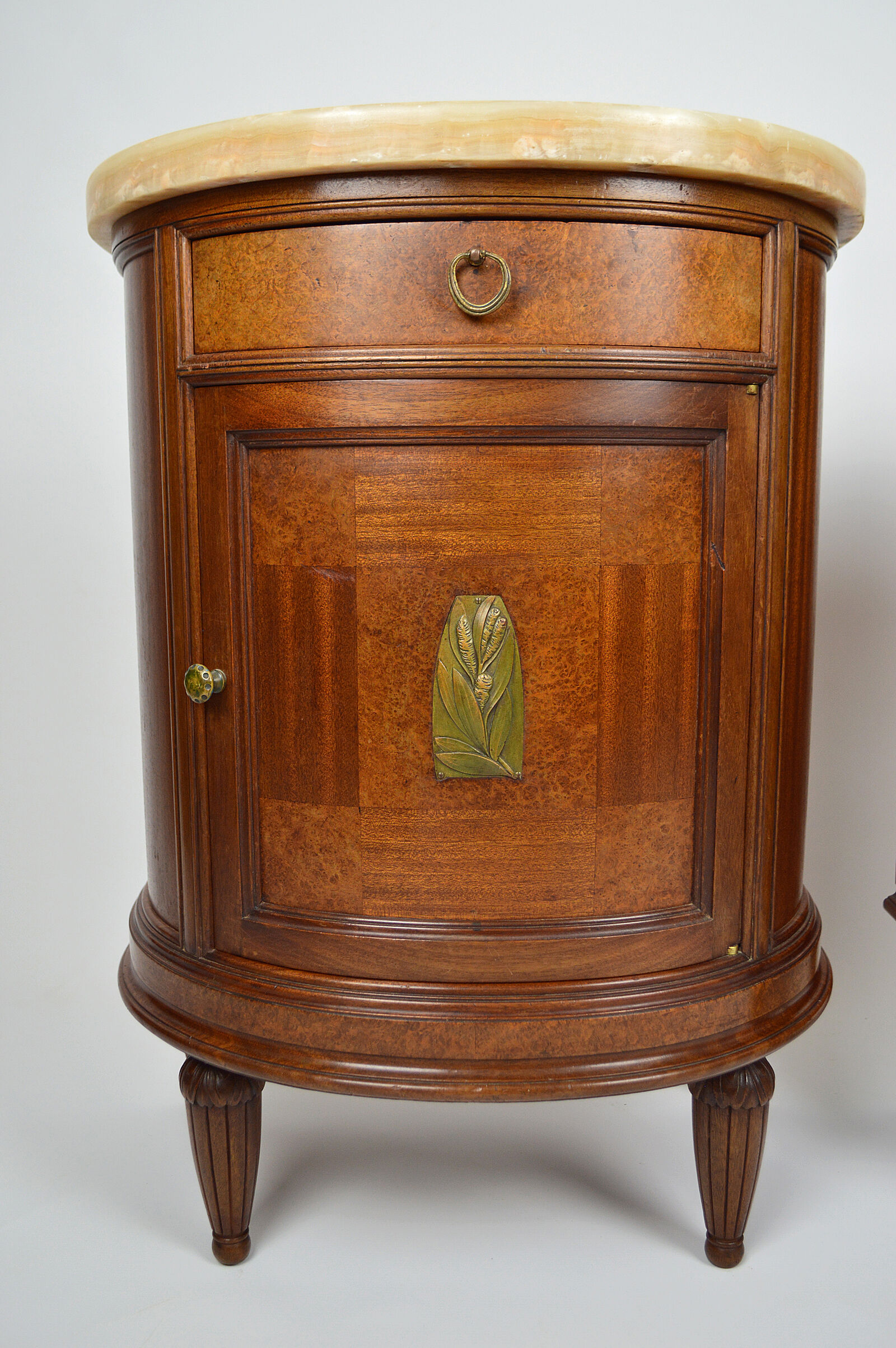 Paire de chevets Art Déco demi-lune en acajou vers 1925