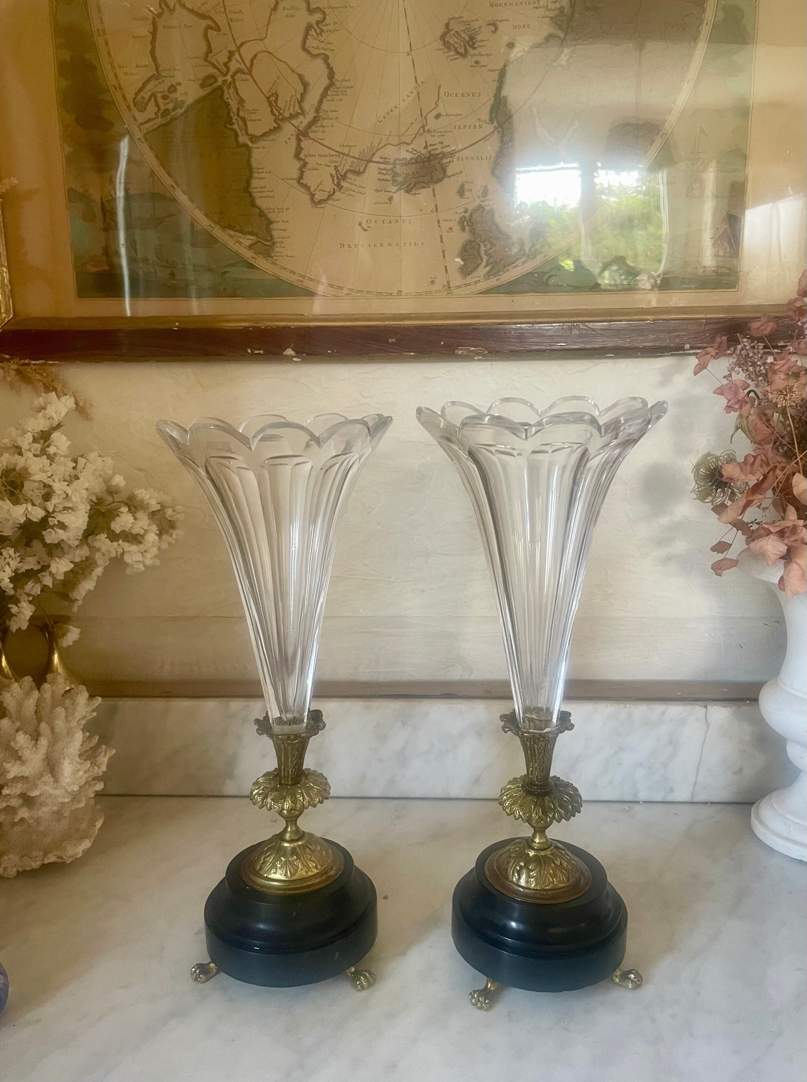 Paire de vases cornets cristal, onyx et bronze
