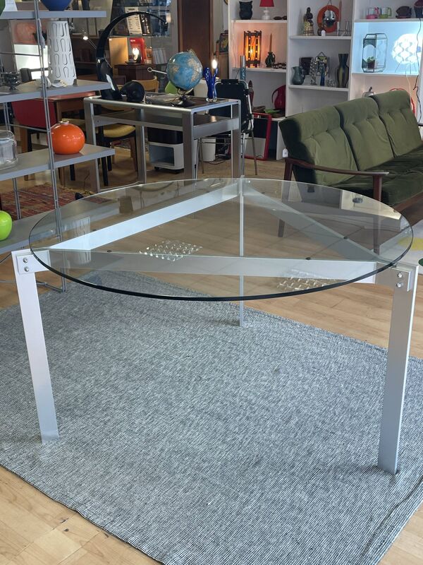 Table à manger ronde plateau en verre & structure triangle en métal brossé