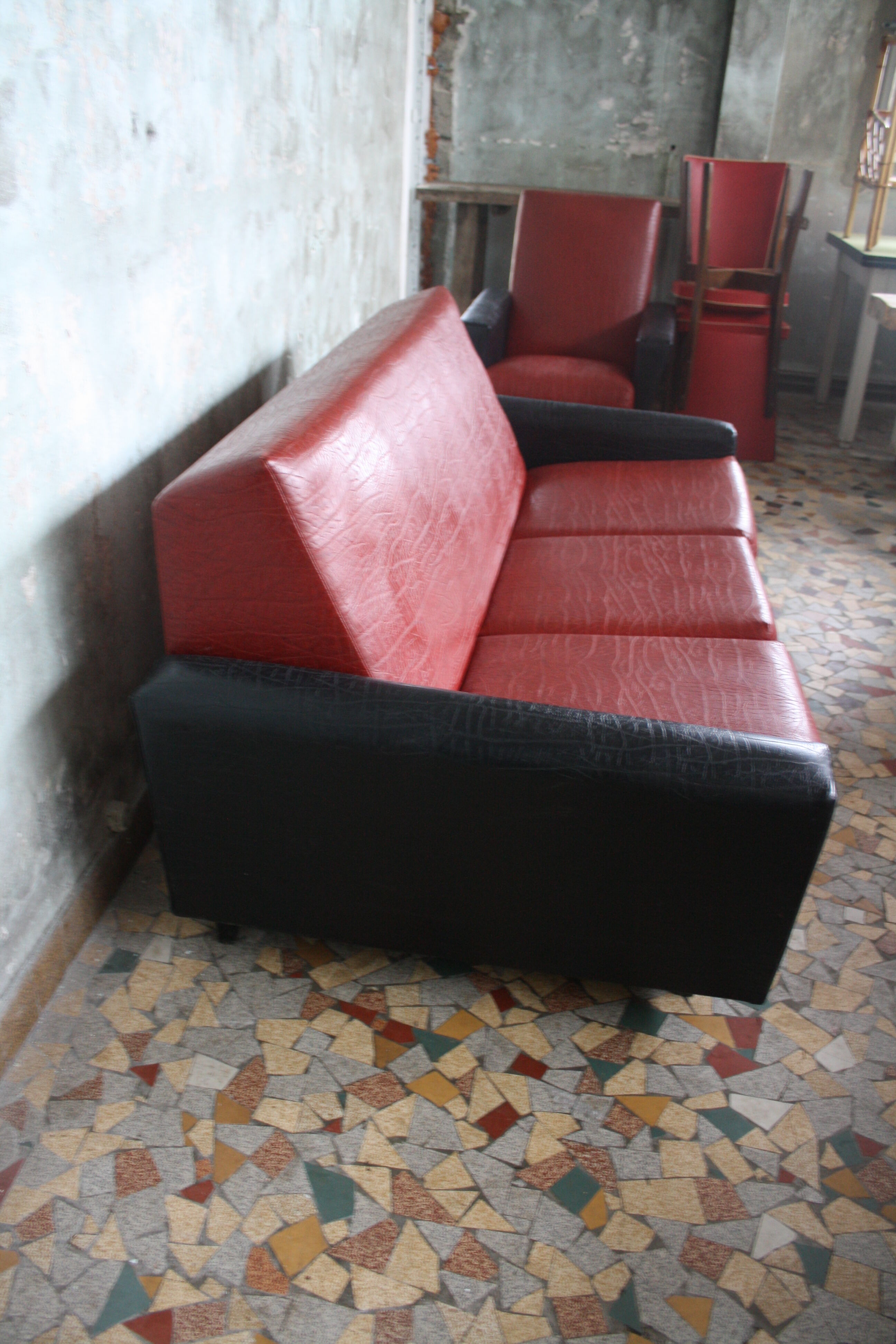 3-seater sofa and 2 rockabilly chairs in red and black skai