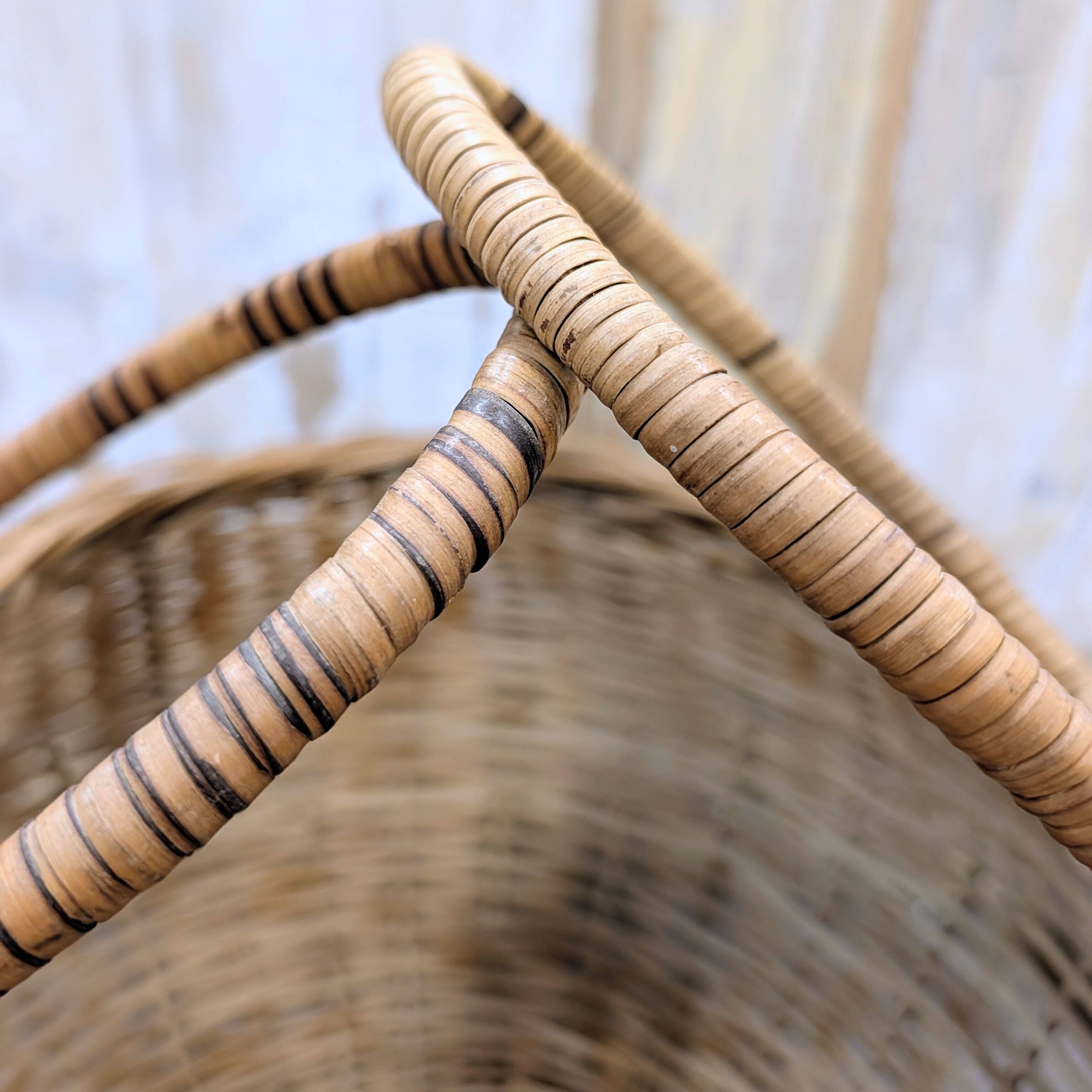 Panier boule en rotin tressé à anse
