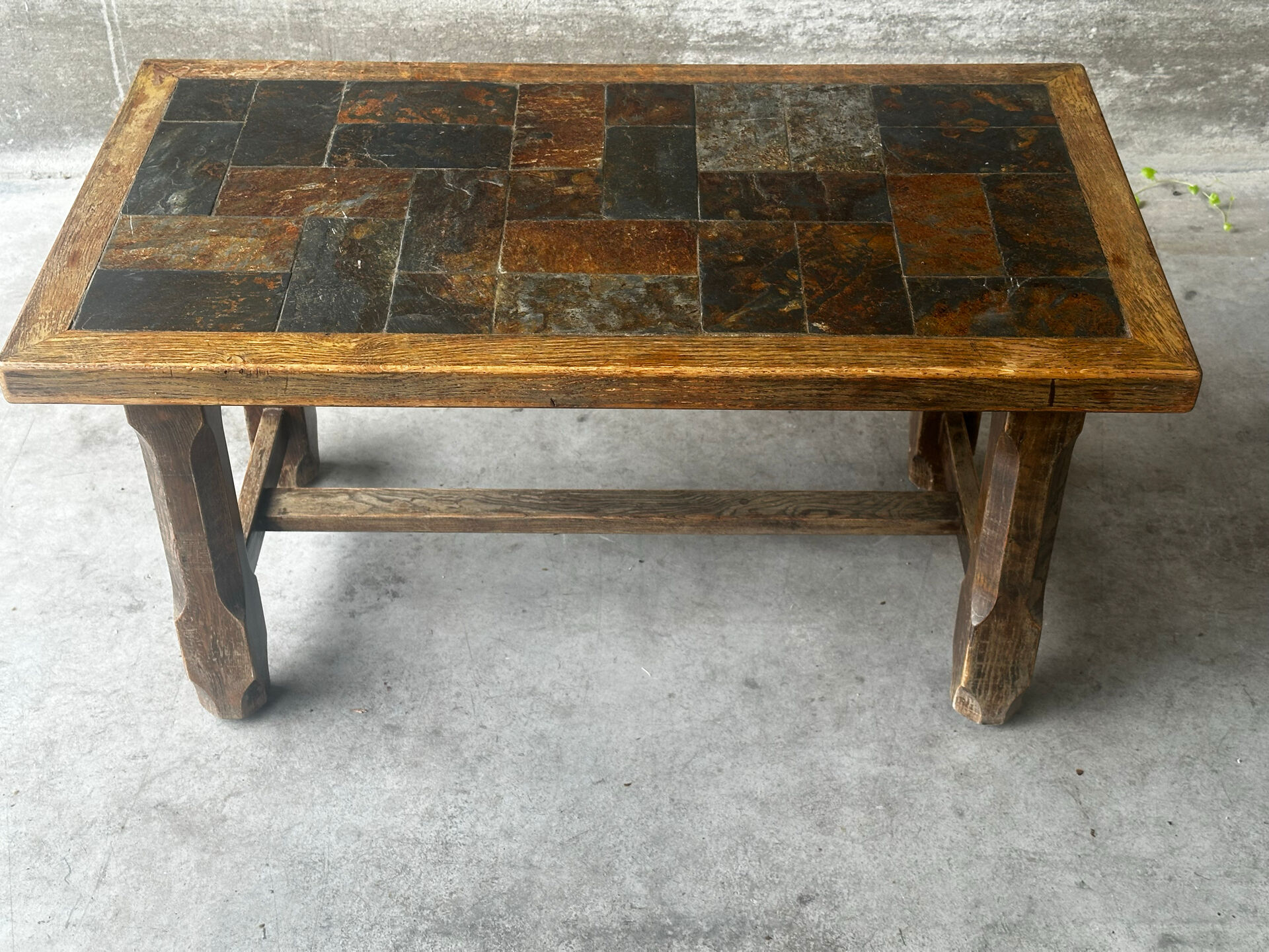 Table basse en chêne et ardoise – années 60-70