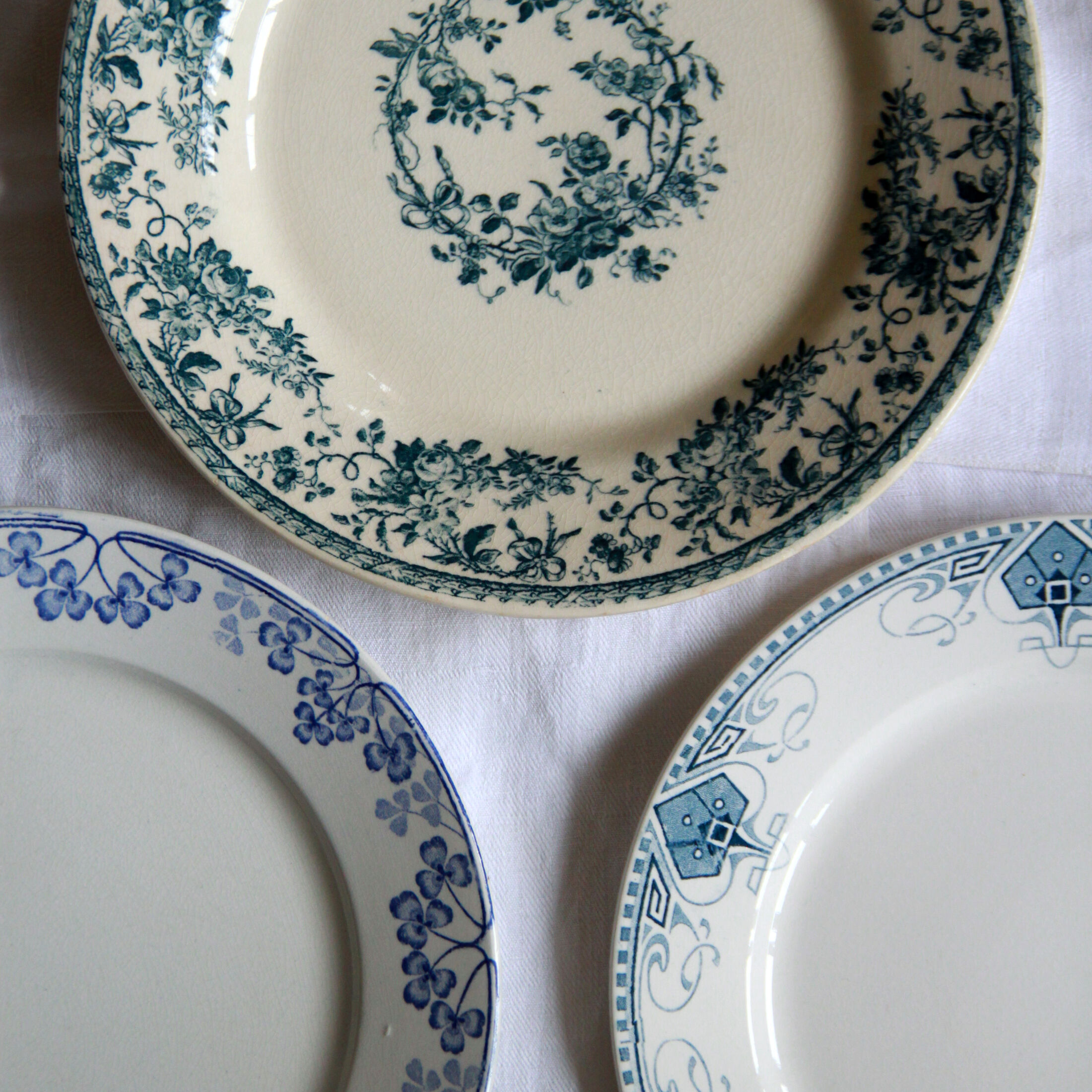 Set of 6 mismatched iron earth plates Sarreguemines Gien Royat Germaine Vichy